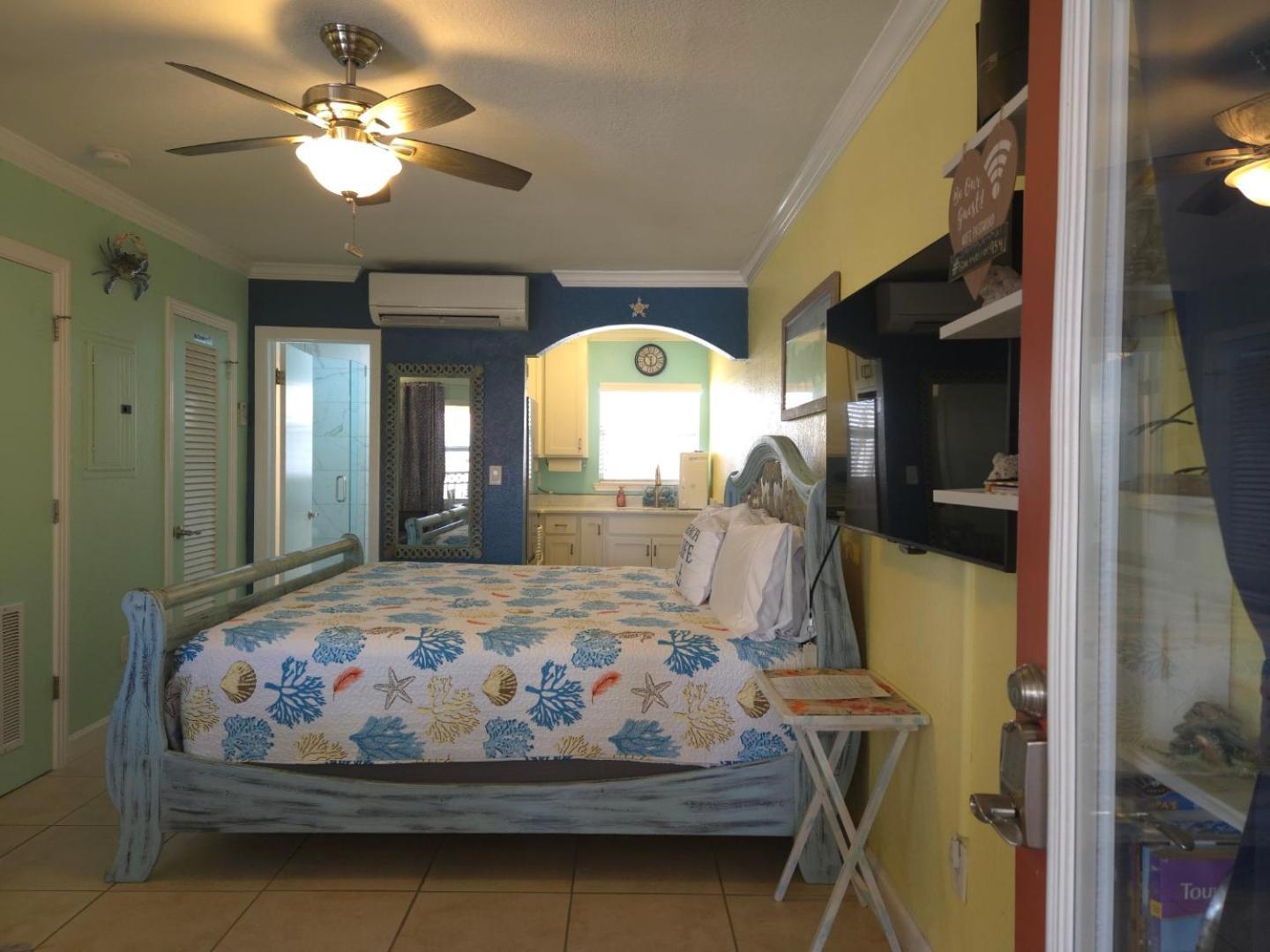 Apartment Coconut Villa's 4! Relax By The Pool And Walk To And Restaurants! *