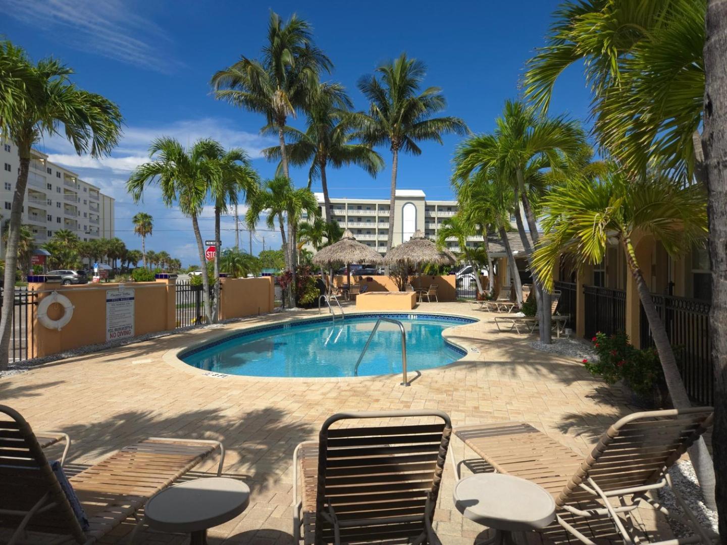Coconut Villa's 4! Relax By The Pool And Walk To And Restaurants!