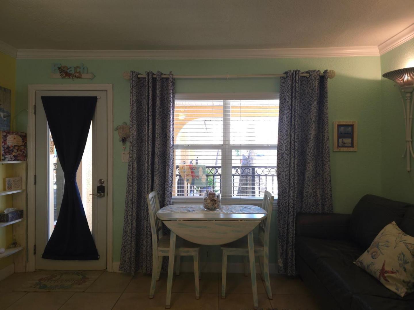 Apartment Coconut Villa's 4! Relax By The Pool And Walk To And Restaurants!