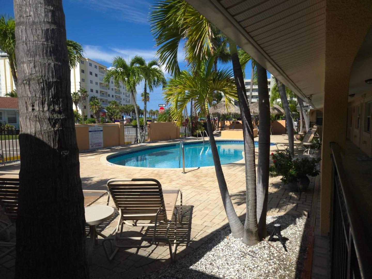 Coconut Villa's 4! Relax By The Pool And Walk To And Restaurants! Apartment