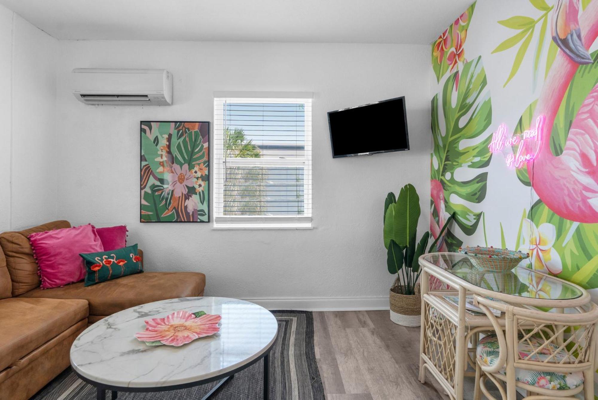 Let's Flamingle In St Pete Private Funky Apartment *