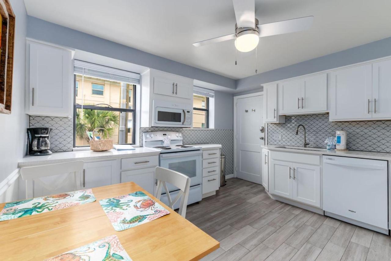 Friendly Native Retreat 2bd 1br Walk To Holiday home St. Pete Beach