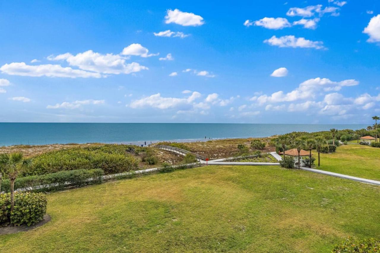 Lands End Beachfront Elegance Floor Corner Holiday home *