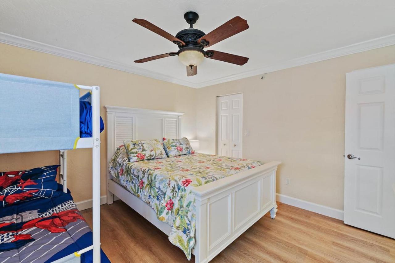Redington Towers 3f 2bd 2ba Beachfront Holiday home *