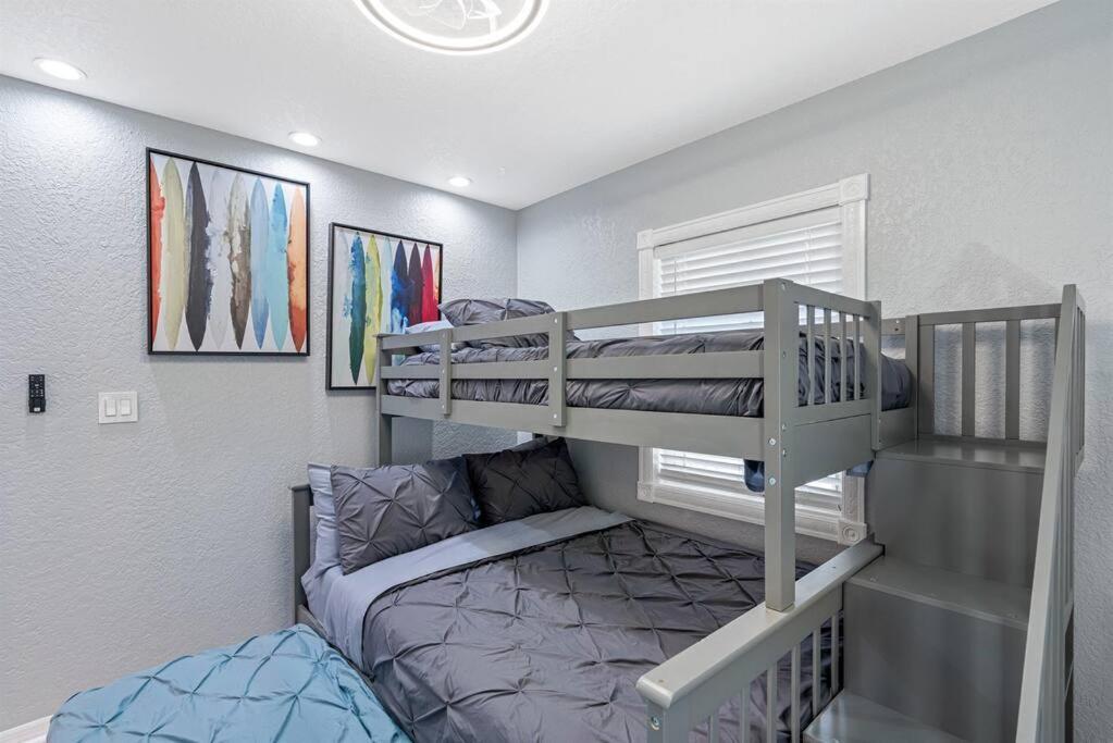 Amazing House Block From Beaches & Attractions