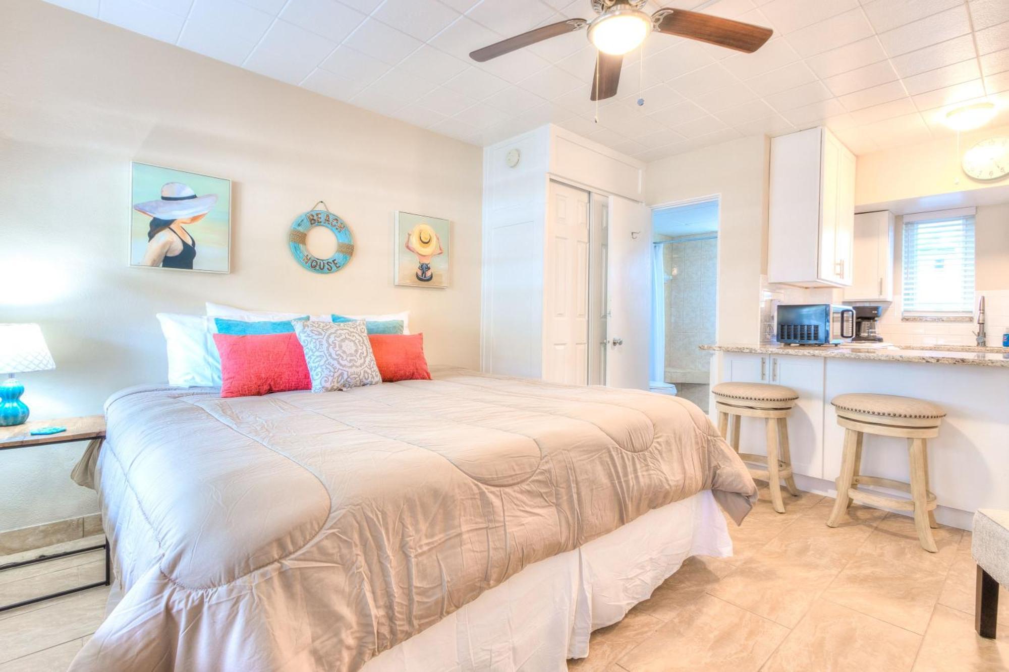 Tropic Terrace #18 - Beachfront Apartment St. Pete Beach