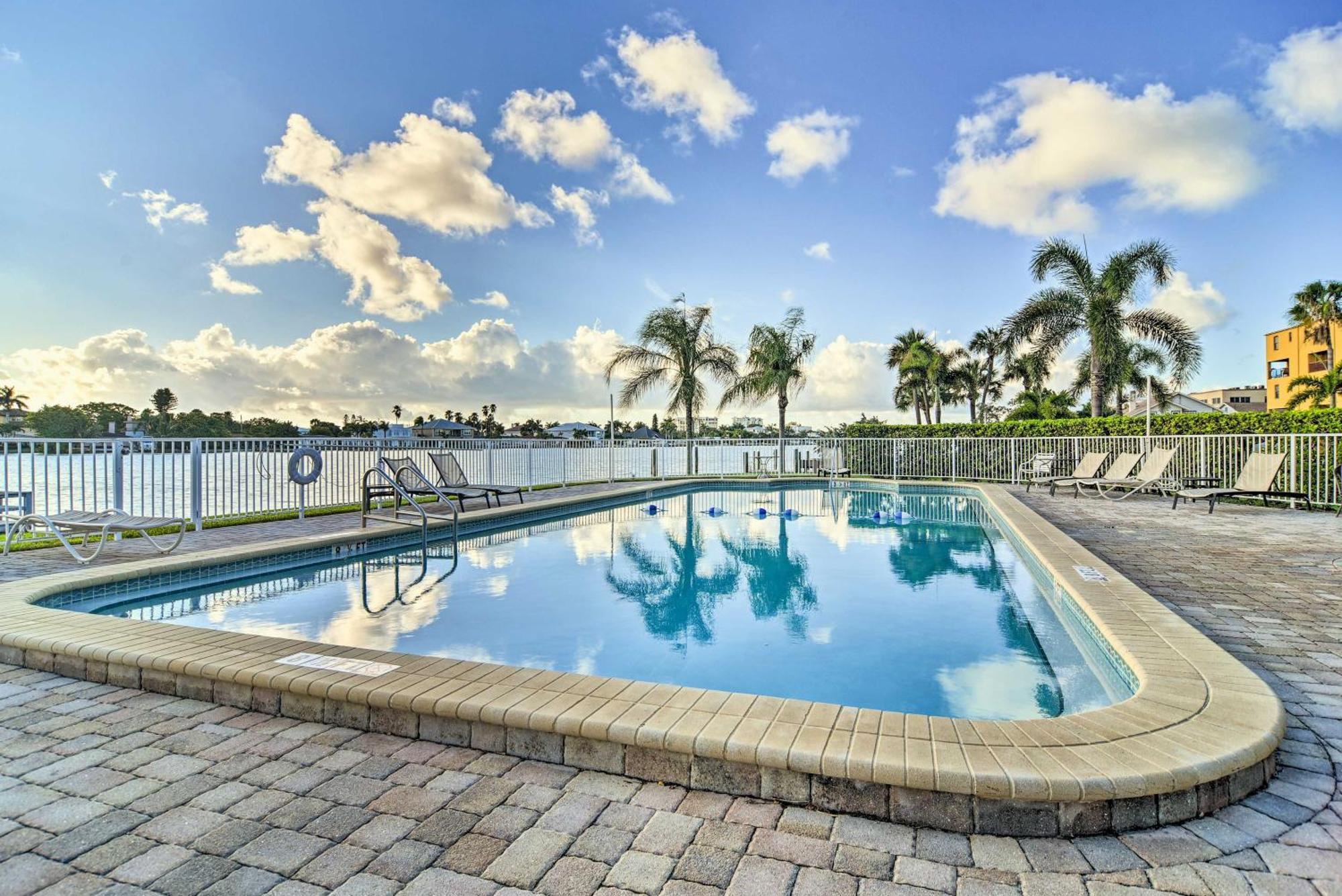 Apartment 4th-floor Waterfront On Treasure Island! St. Pete Beach