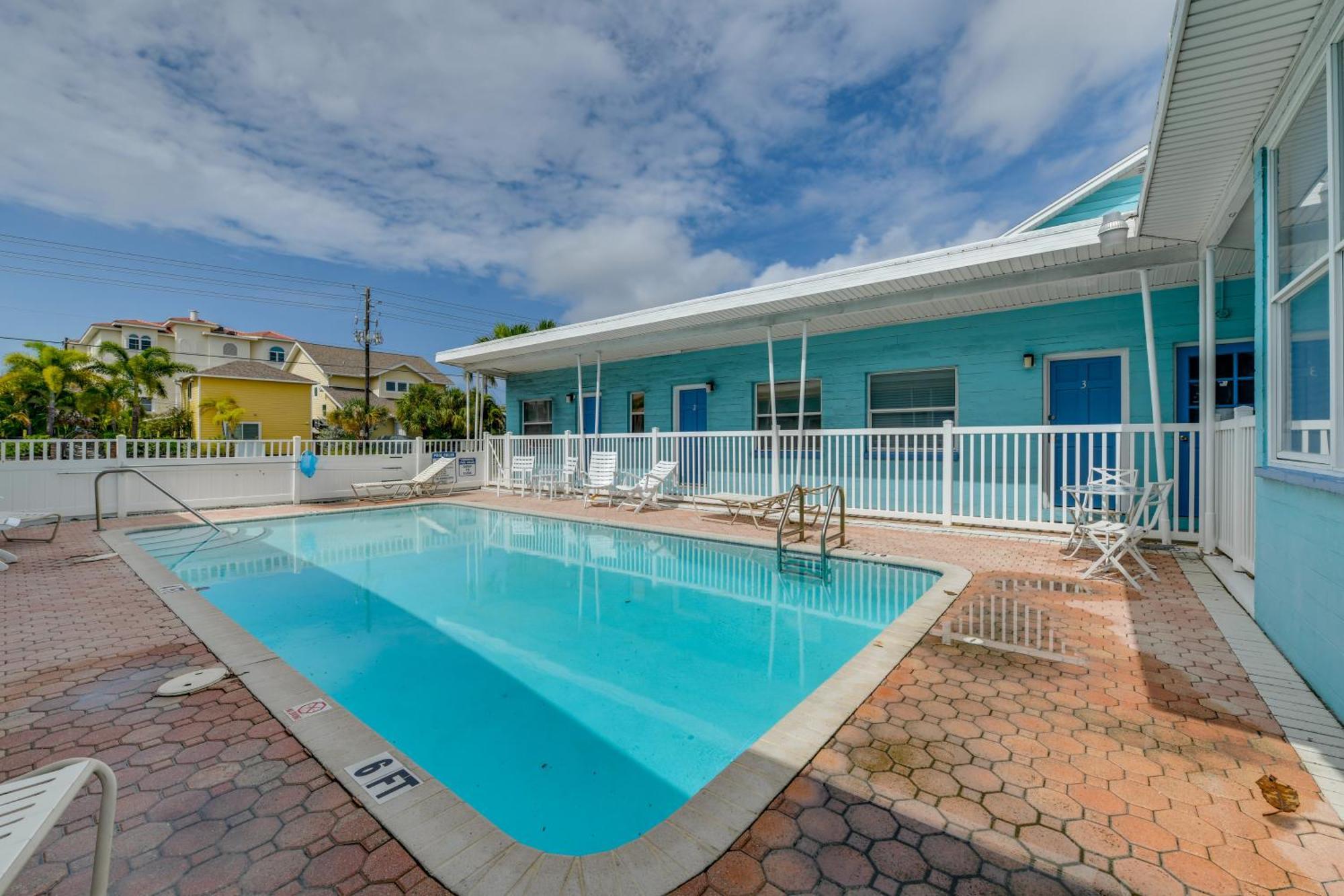 Madeira Walk To Johns Pass! Apartment *