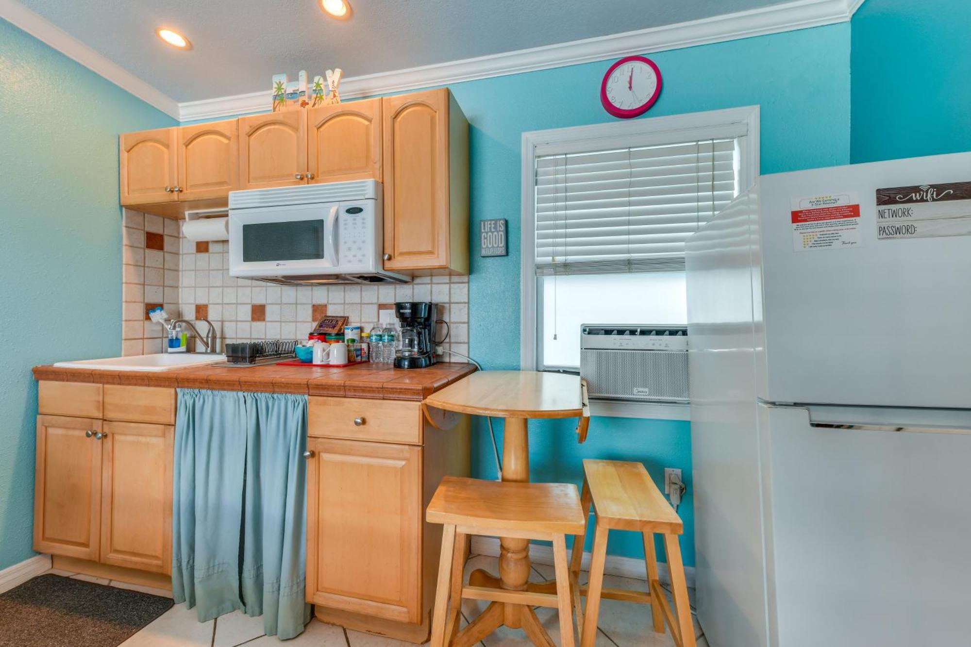 Apartment Madeira Walk To Johns Pass! *