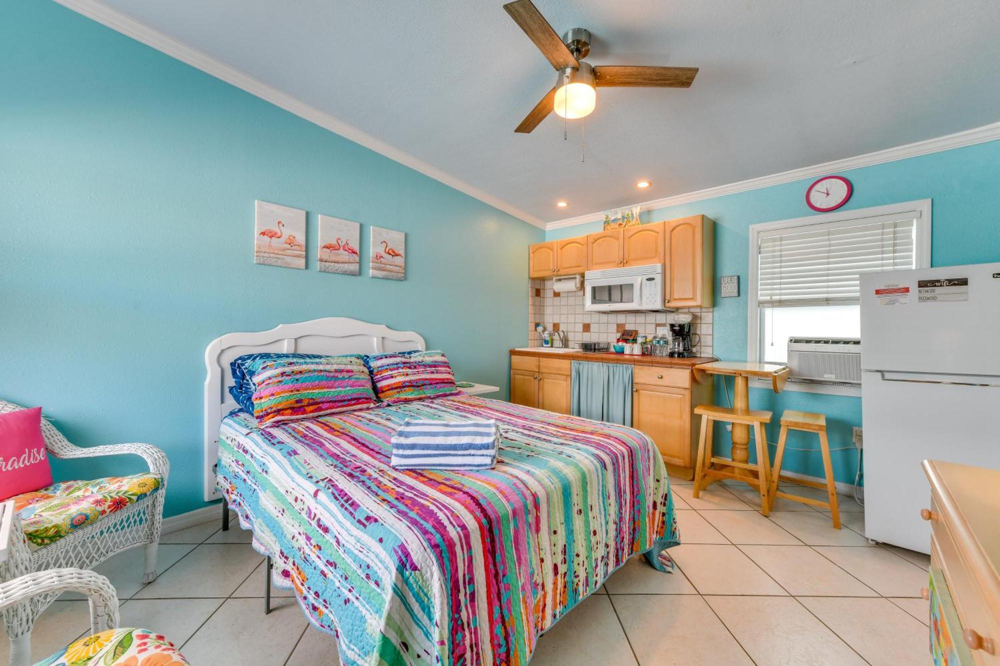 Madeira Walk To Johns Pass! Apartment