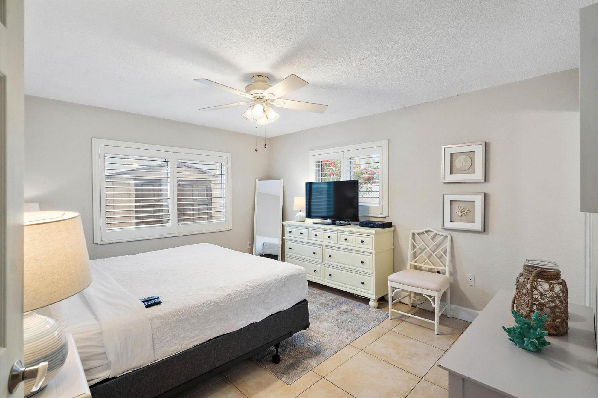 Walk To Beach/beautiful And Comfy/relaxing Patio/parking Holiday home *