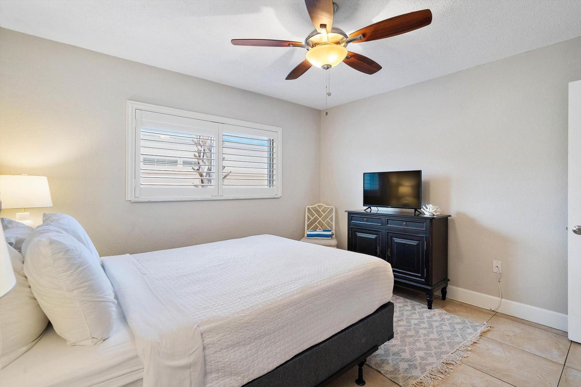 Walk To Beach/beautiful And Comfy/relaxing Patio/parking Holiday home St. Pete Beach