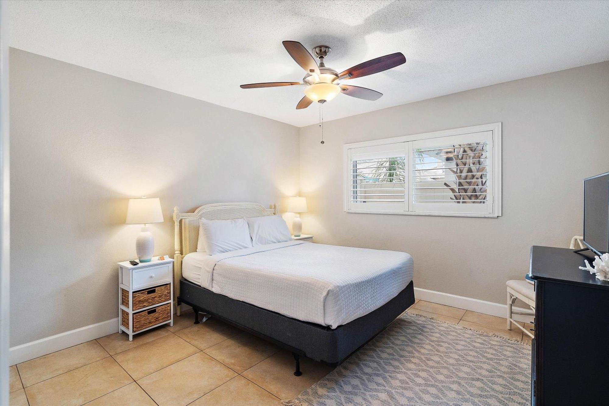 Walk To Beach/beautiful And Comfy/relaxing Patio/parking