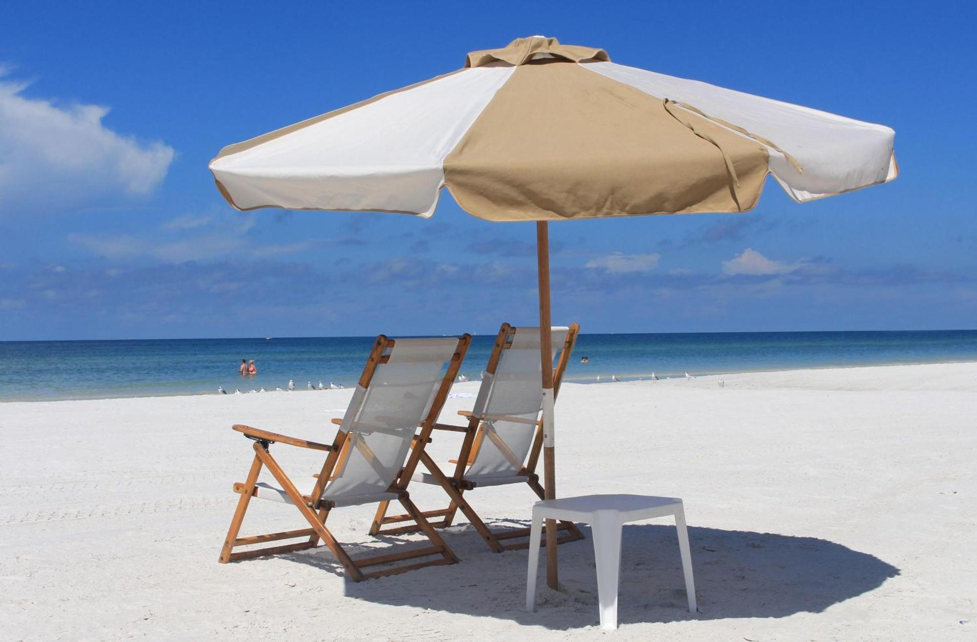 Walk To Beach/beautiful And Comfy/relaxing Patio/parking Holiday home