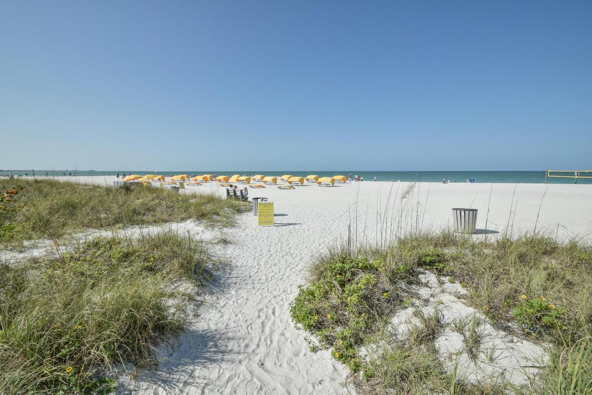 Walk To Beach/beautiful And Comfy/relaxing Patio/parking Holiday home St. Pete Beach