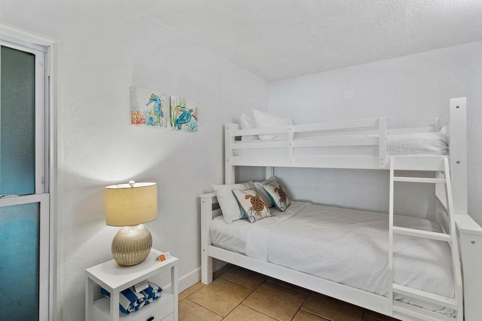 Walk To Beach/beautiful And Comfy/relaxing Patio/parking *