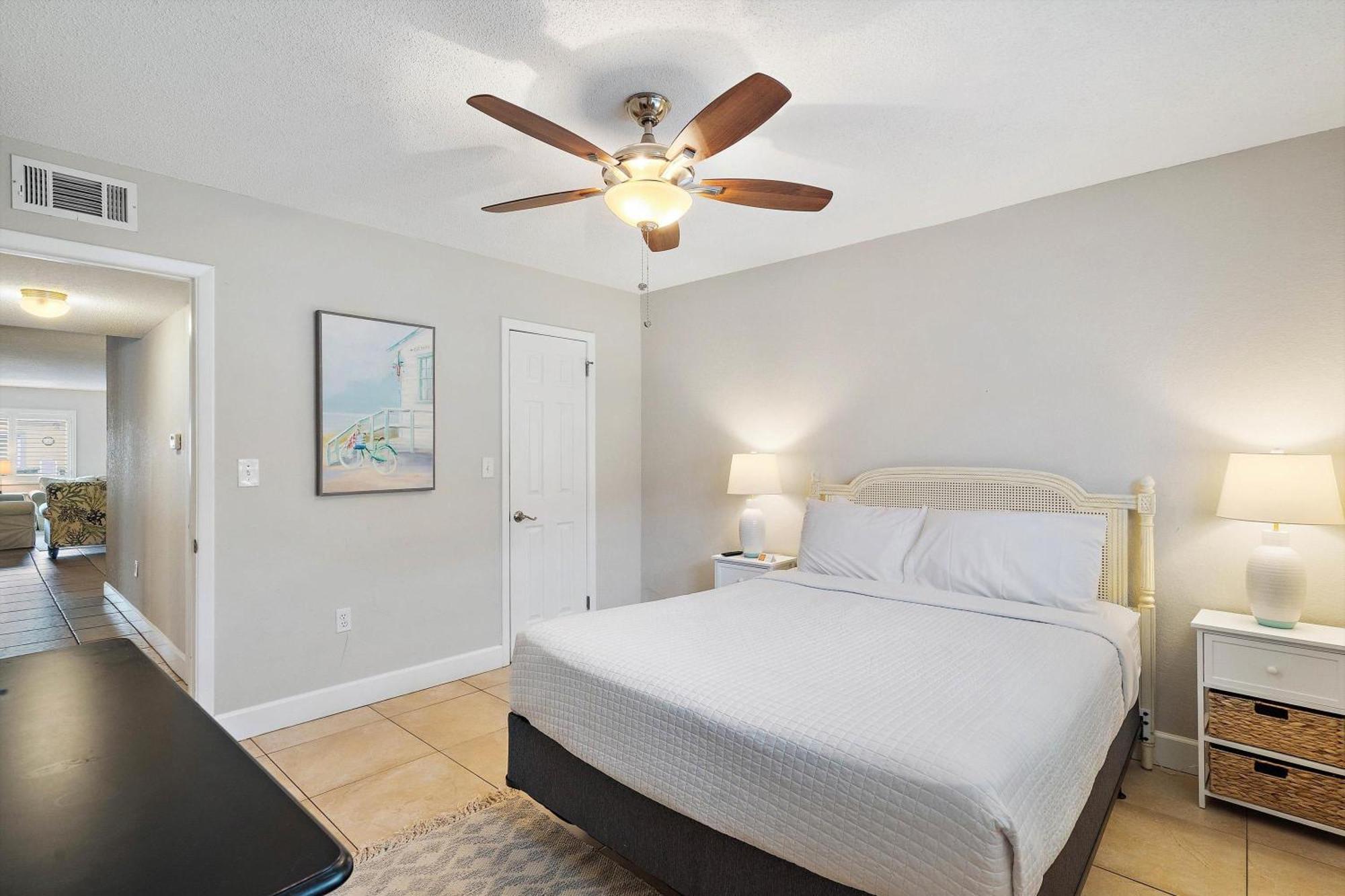 Walk To Beach/beautiful And Comfy/relaxing Patio/parking * St. Pete Beach