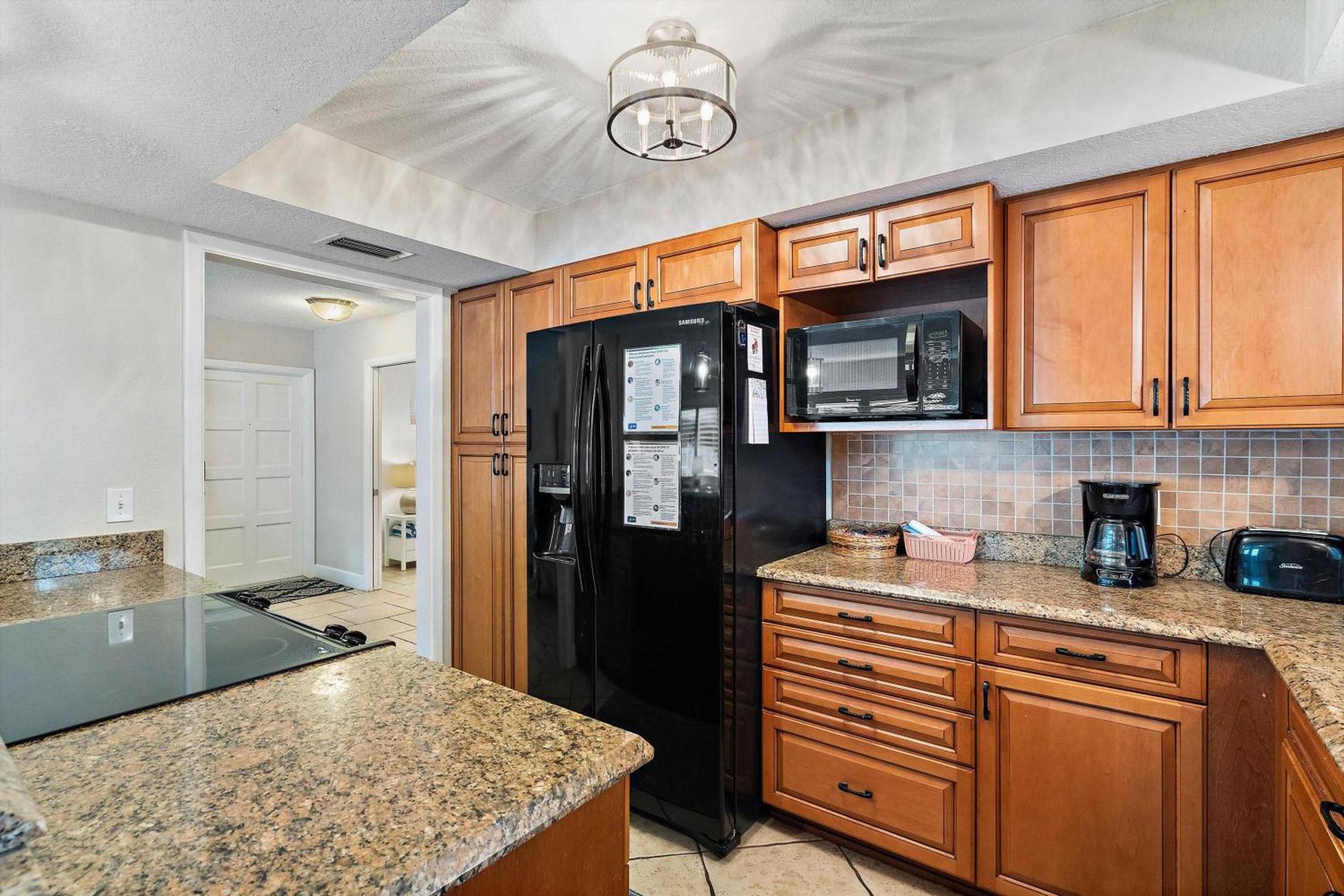 Walk To Beach/beautiful And Comfy/relaxing Patio/parking