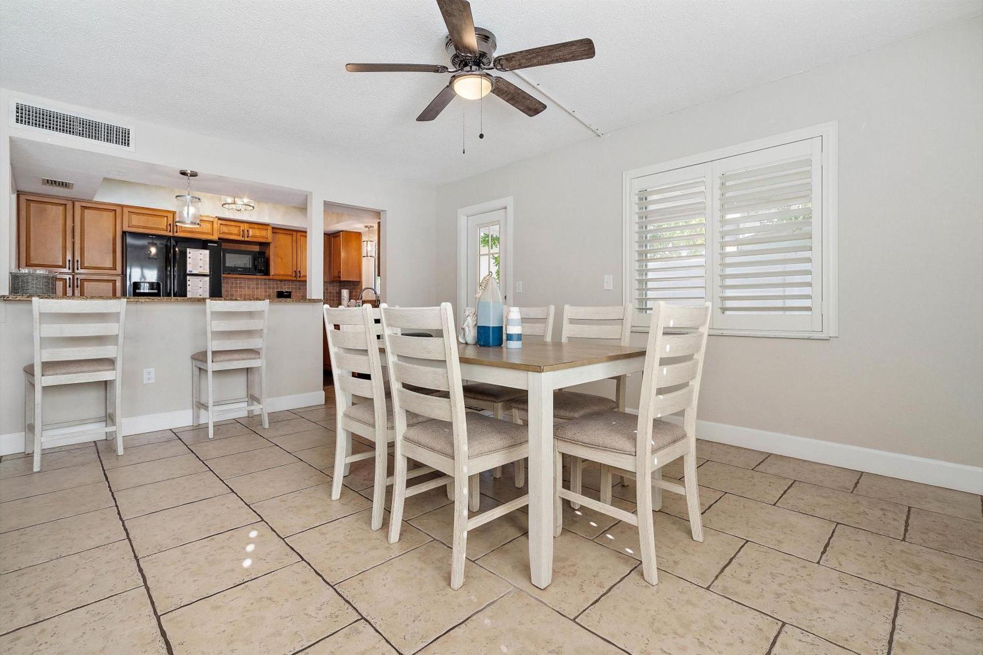 Holiday home Walk To Beach/beautiful And Comfy/relaxing Patio/parking *