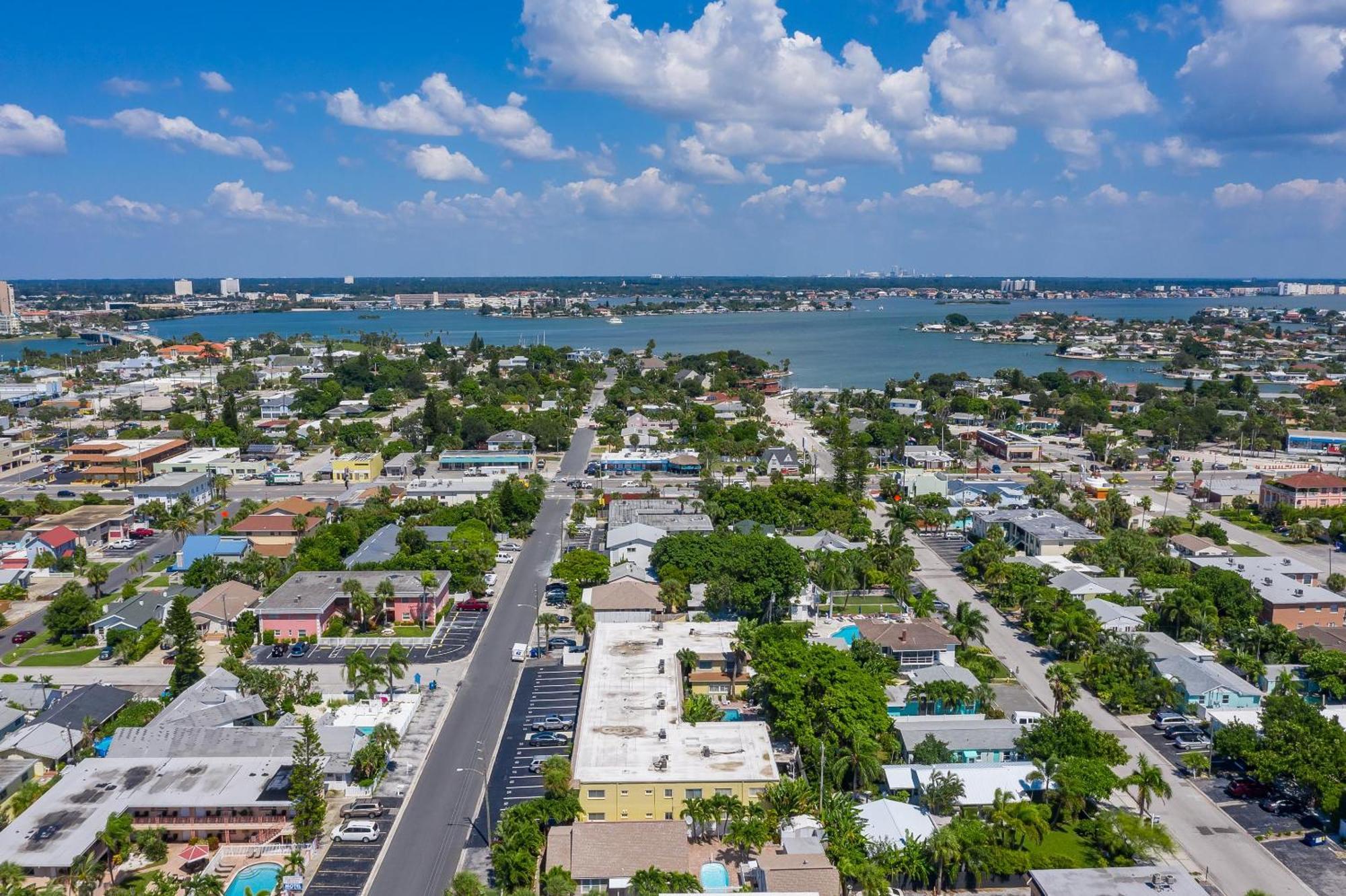 Walk To Beach/beautiful And Comfy/relaxing Patio/parking *