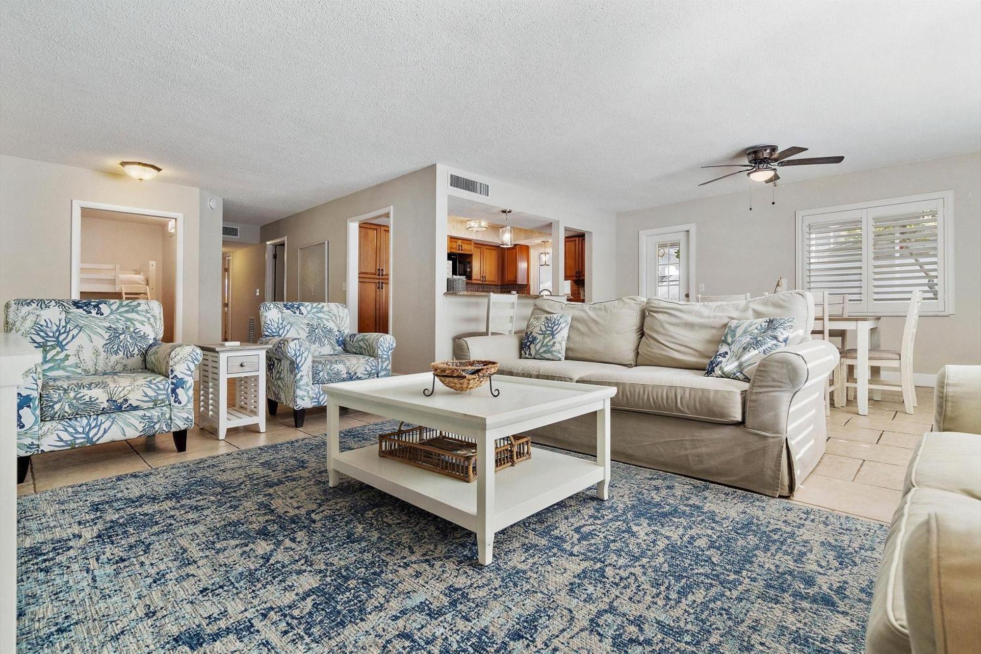 Walk To Beach/beautiful And Comfy/relaxing Patio/parking