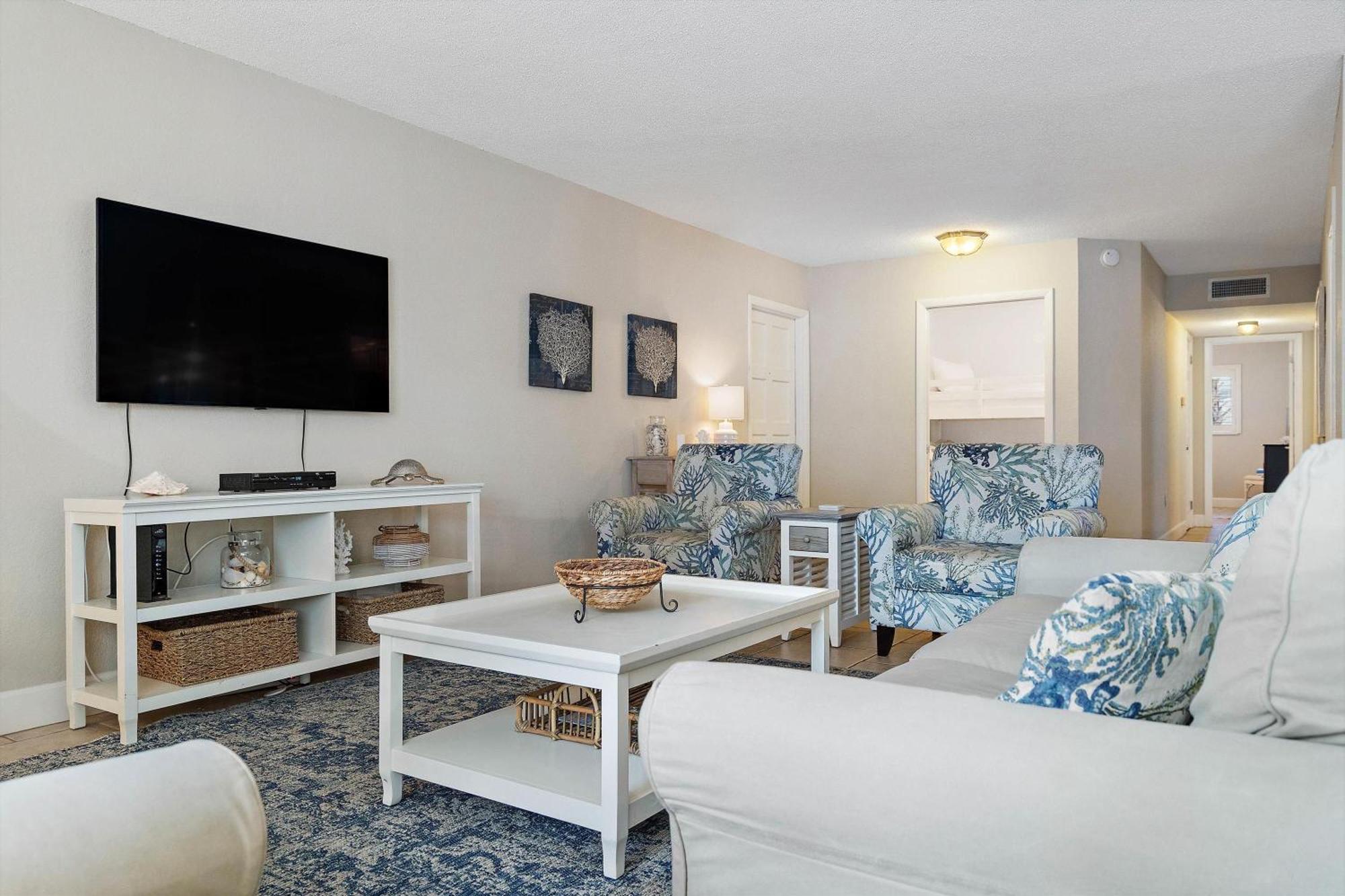 Walk To Beach/beautiful And Comfy/relaxing Patio/parking Holiday home *