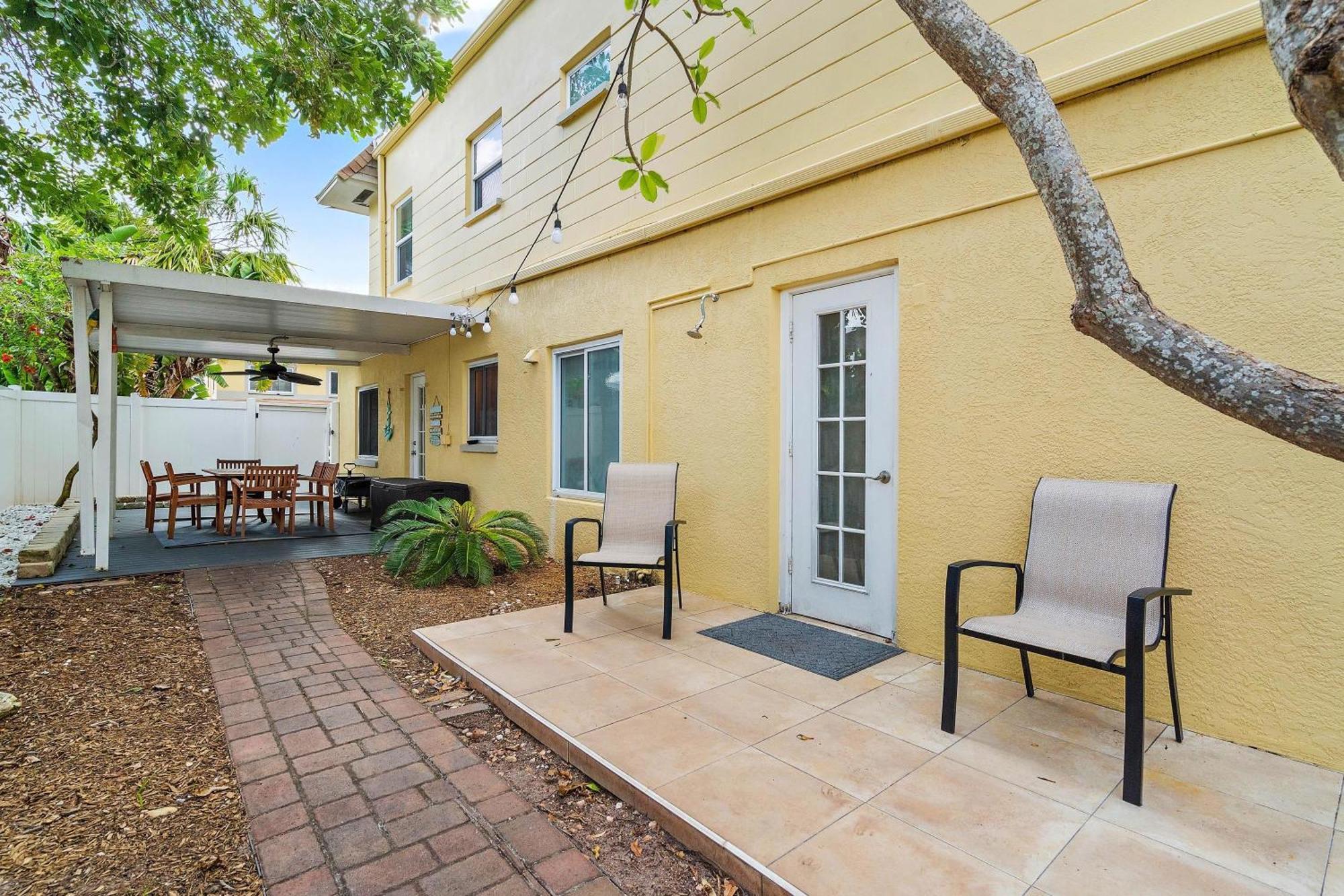 Walk To Beach/beautiful And Comfy/relaxing Patio/parking Holiday home St. Pete Beach