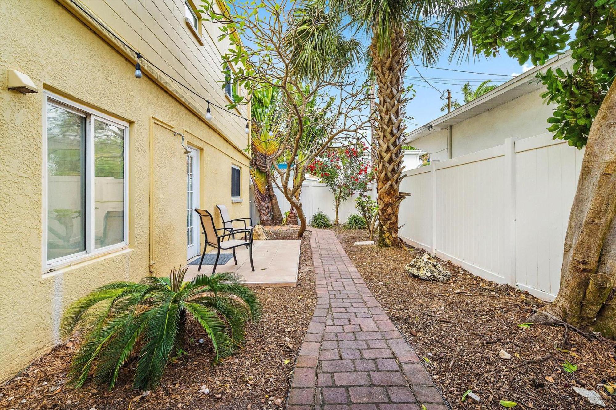 Walk To Beach/beautiful And Comfy/relaxing Patio/parking
