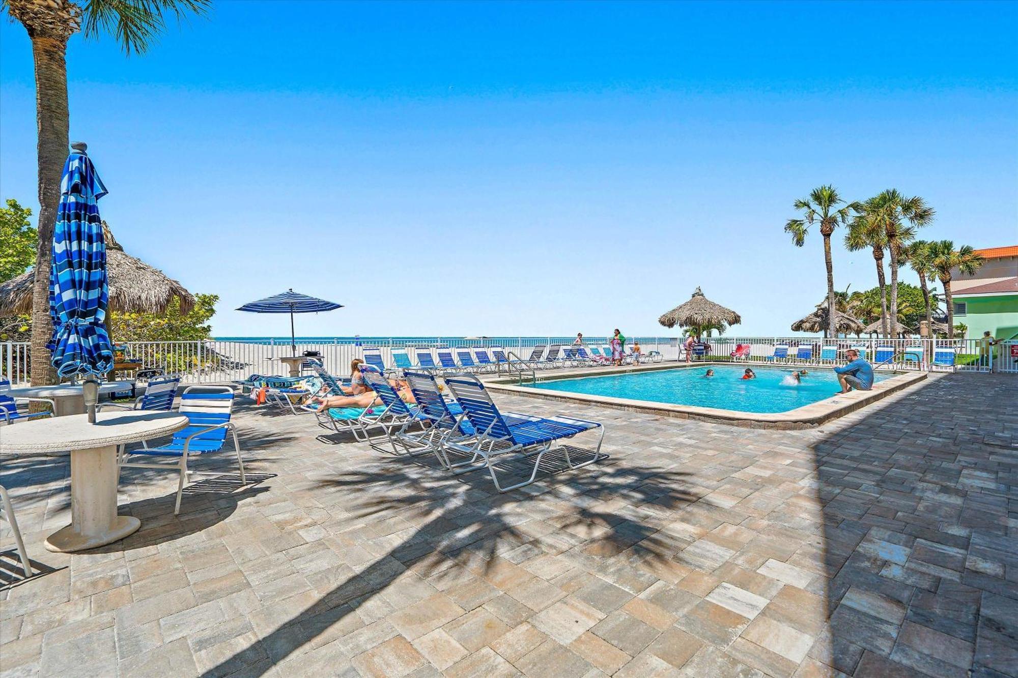 Open - Beachfront Luxury/spacious/free Amenities/walk Everywhere St. Pete Beach