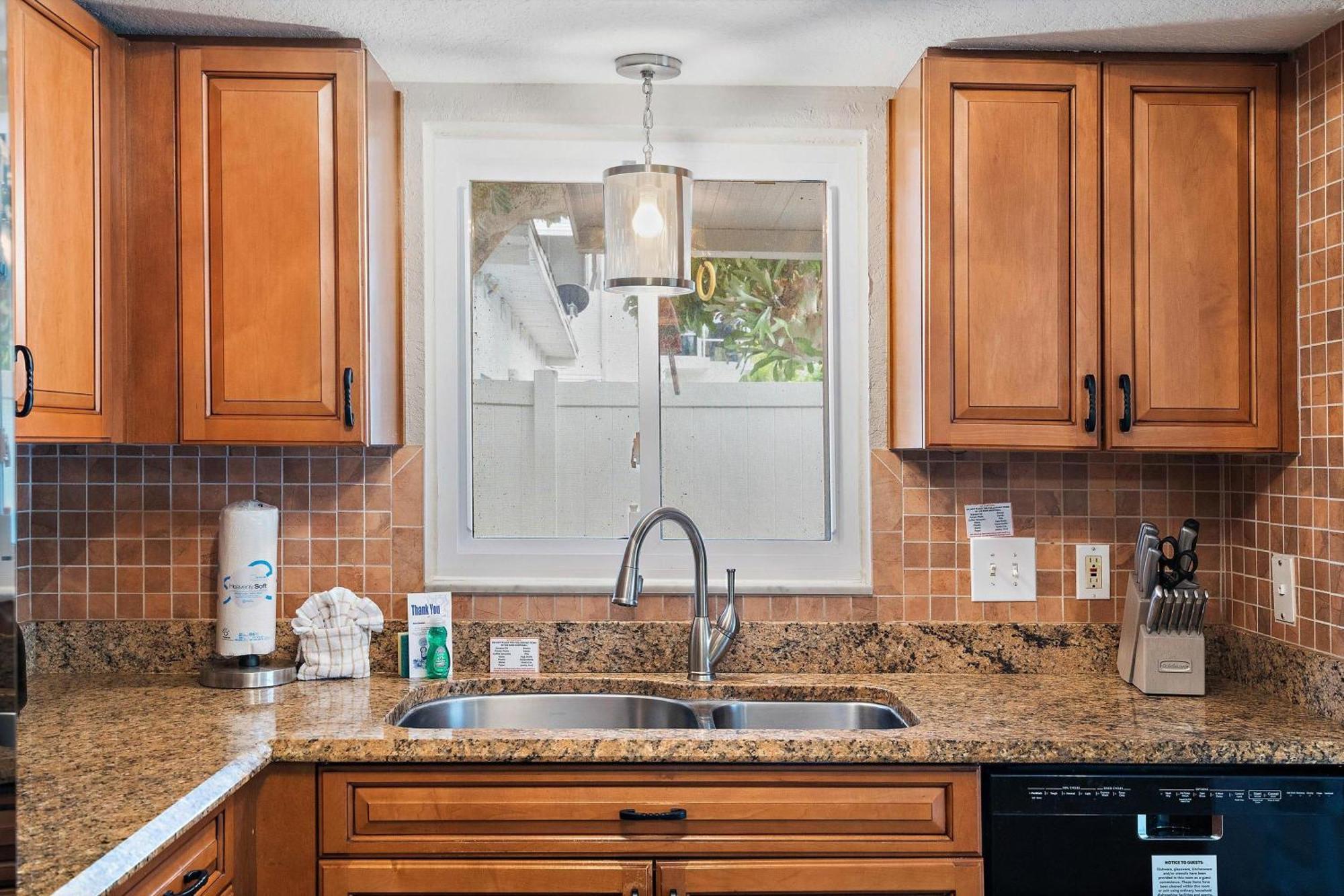 Walk To Beach/beautiful And Comfy/relaxing Patio/parking *