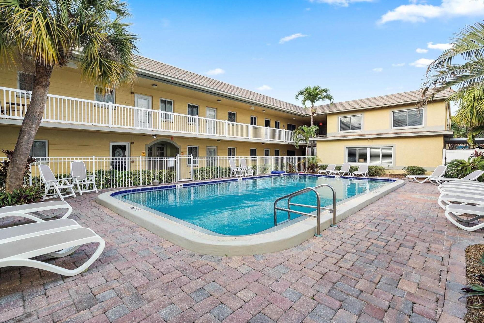 Walk To Beach/beautiful And Comfy/relaxing Patio/parking Holiday home