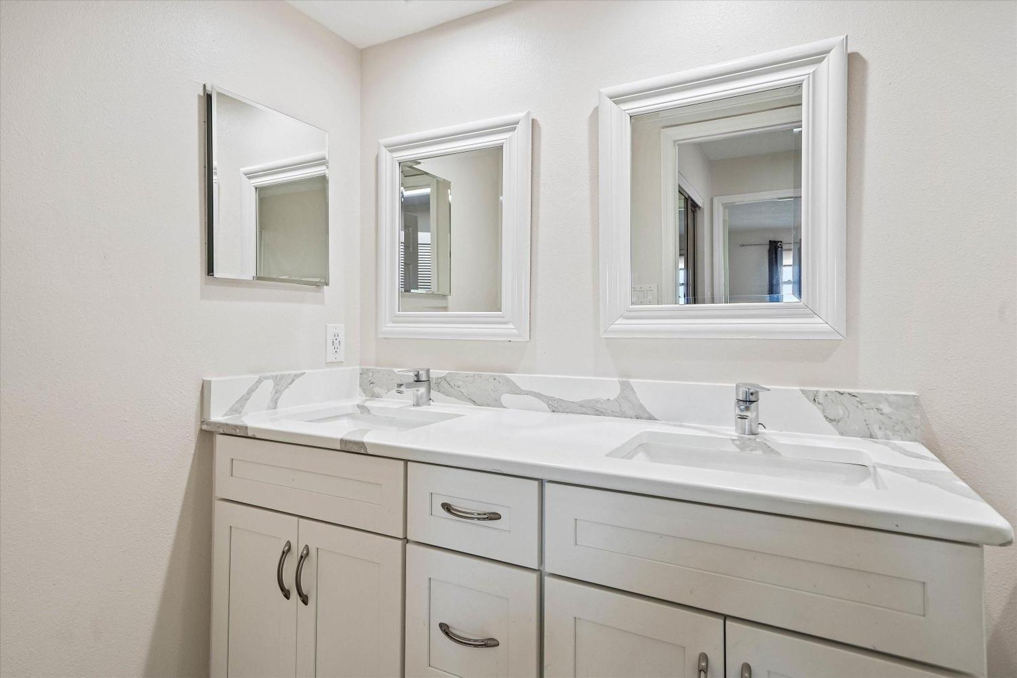 Open - Beachfront Luxury/spacious/free Amenities/walk Everywhere Holiday home St. Pete Beach