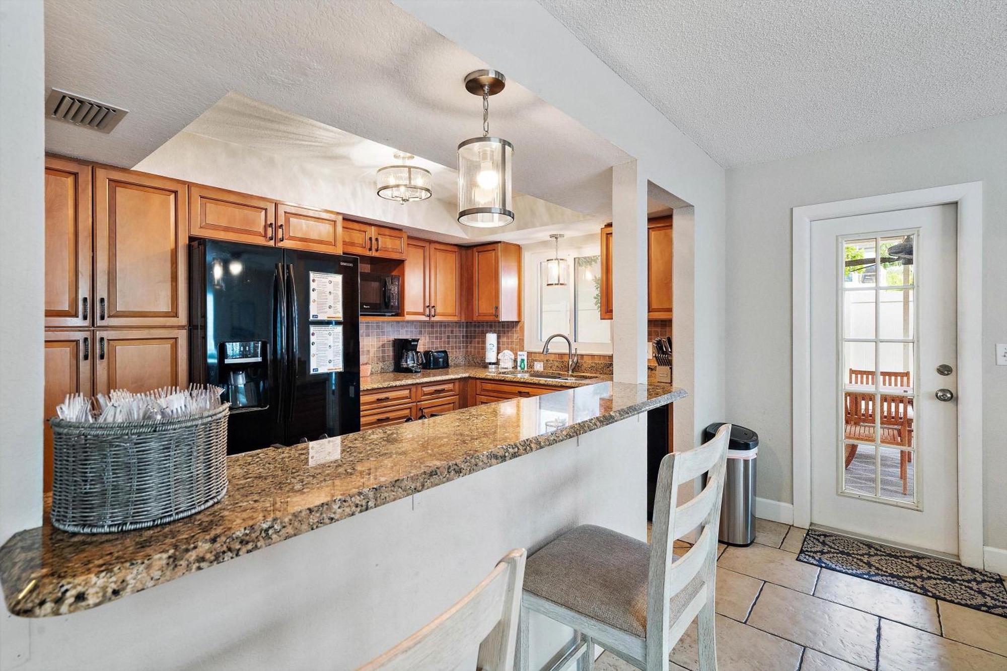 Walk To Beach/beautiful And Comfy/relaxing Patio/parking * St. Pete Beach