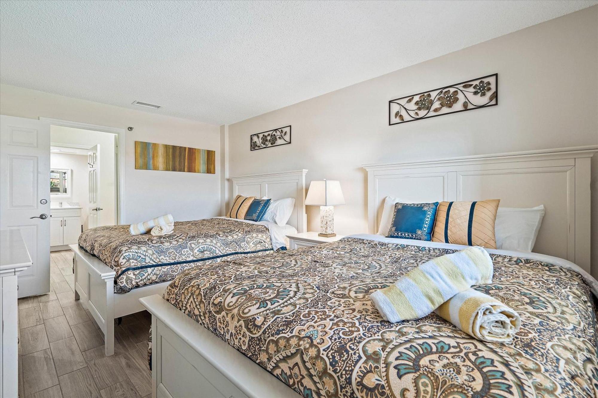 Open - Beachfront Luxury/spacious/free Amenities/walk Everywhere Holiday home *