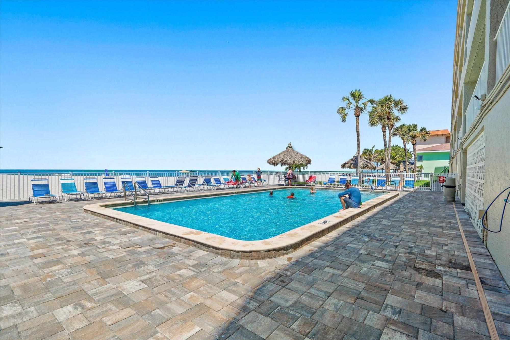 Open - Beachfront Luxury/spacious/free Amenities/walk Everywhere Holiday home *