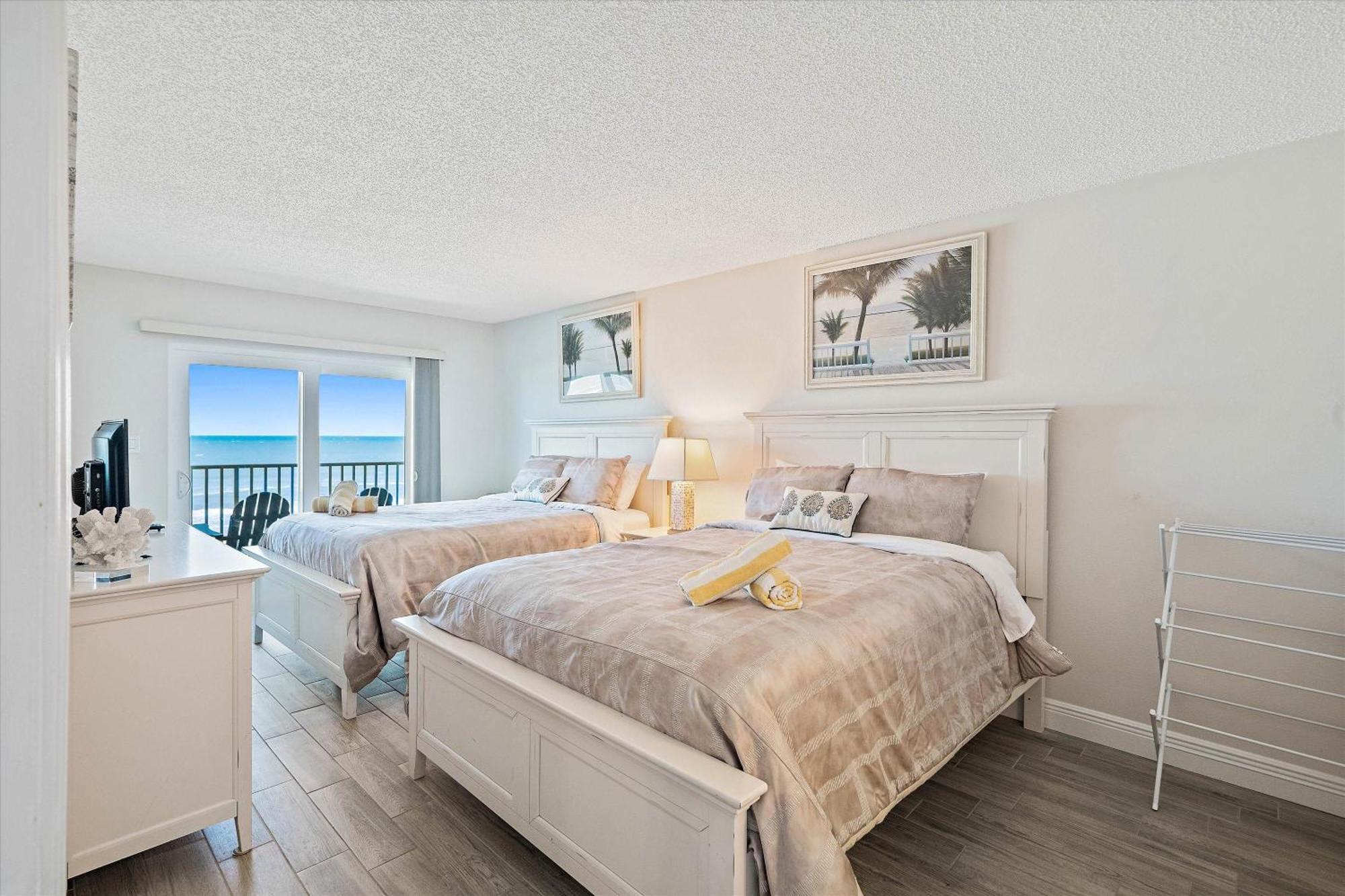 Open - Beachfront Luxury/spacious/free Amenities/walk Everywhere St. Pete Beach