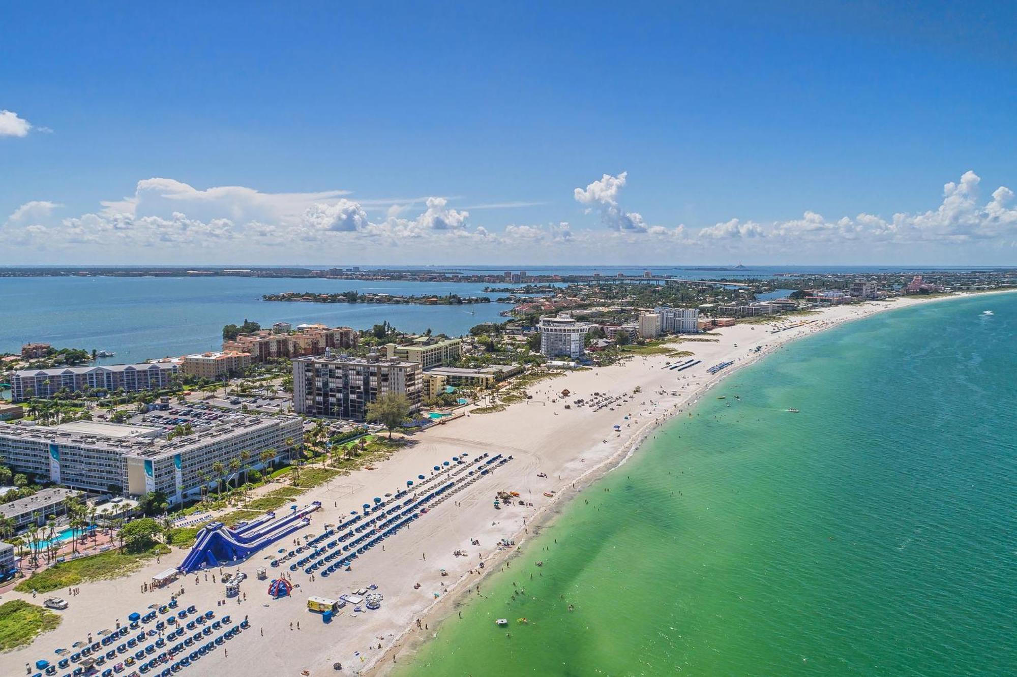 Minutes To And Happenings/free Parking/tons Of Space Holiday home St. Pete Beach