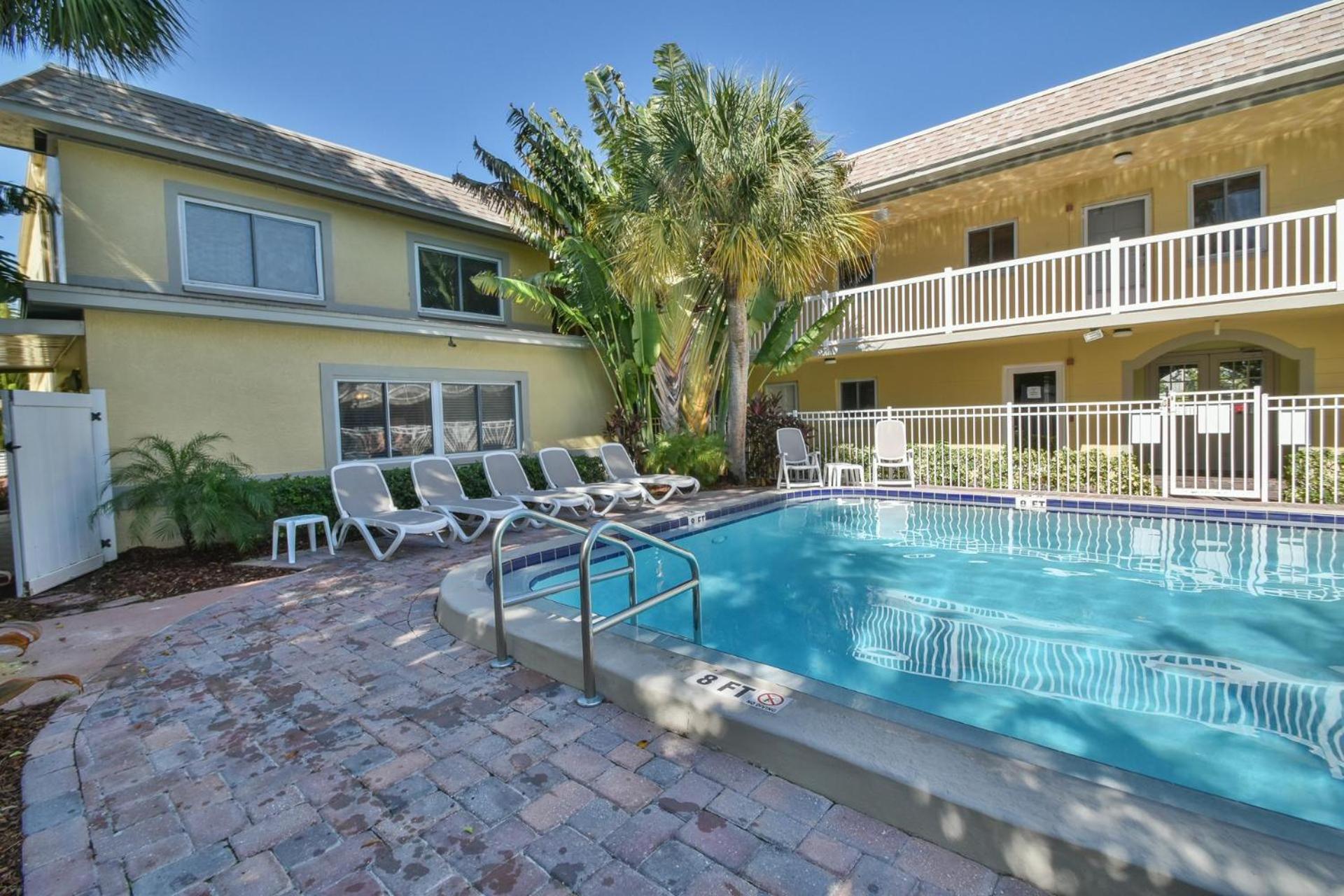 Minutes To And Happenings/free Parking/tons Of Space Holiday home St. Pete Beach