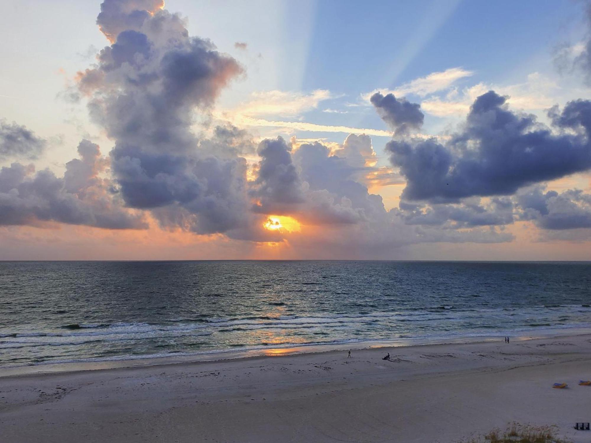 Minutes To And Happenings/free Parking/tons Of Space * St. Pete Beach