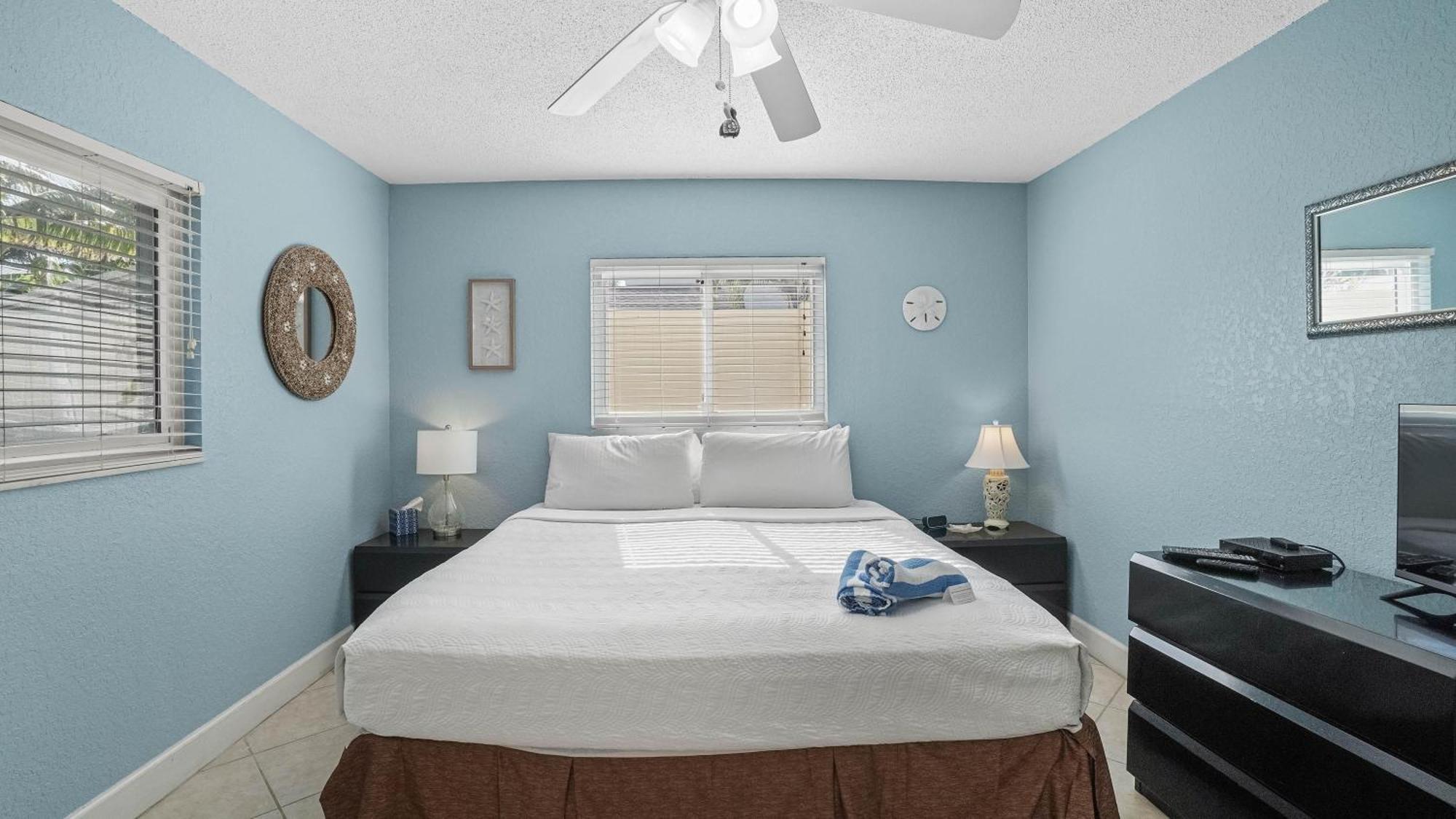 Holiday home Minutes To And Happenings/free Parking/tons Of Space St. Pete Beach