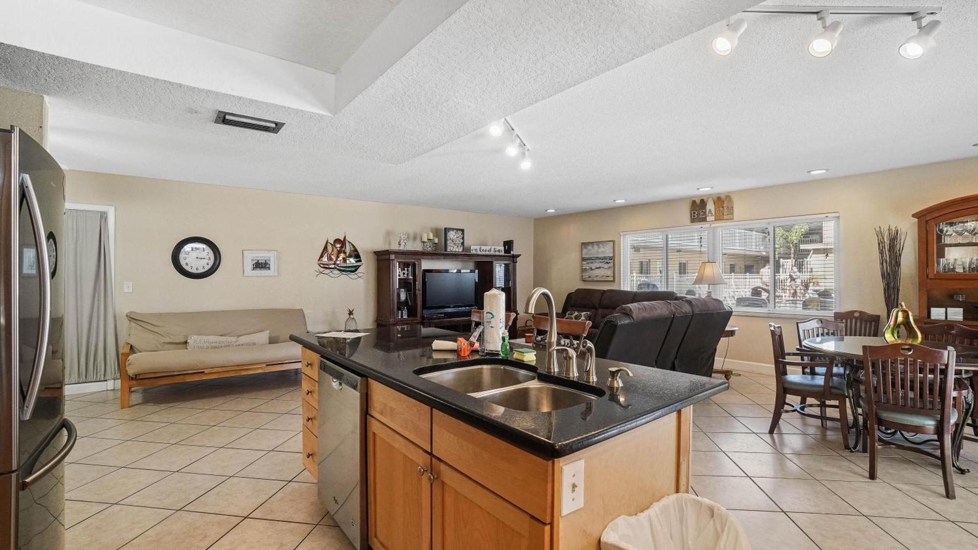 Minutes To And Happenings/free Parking/tons Of Space Holiday home