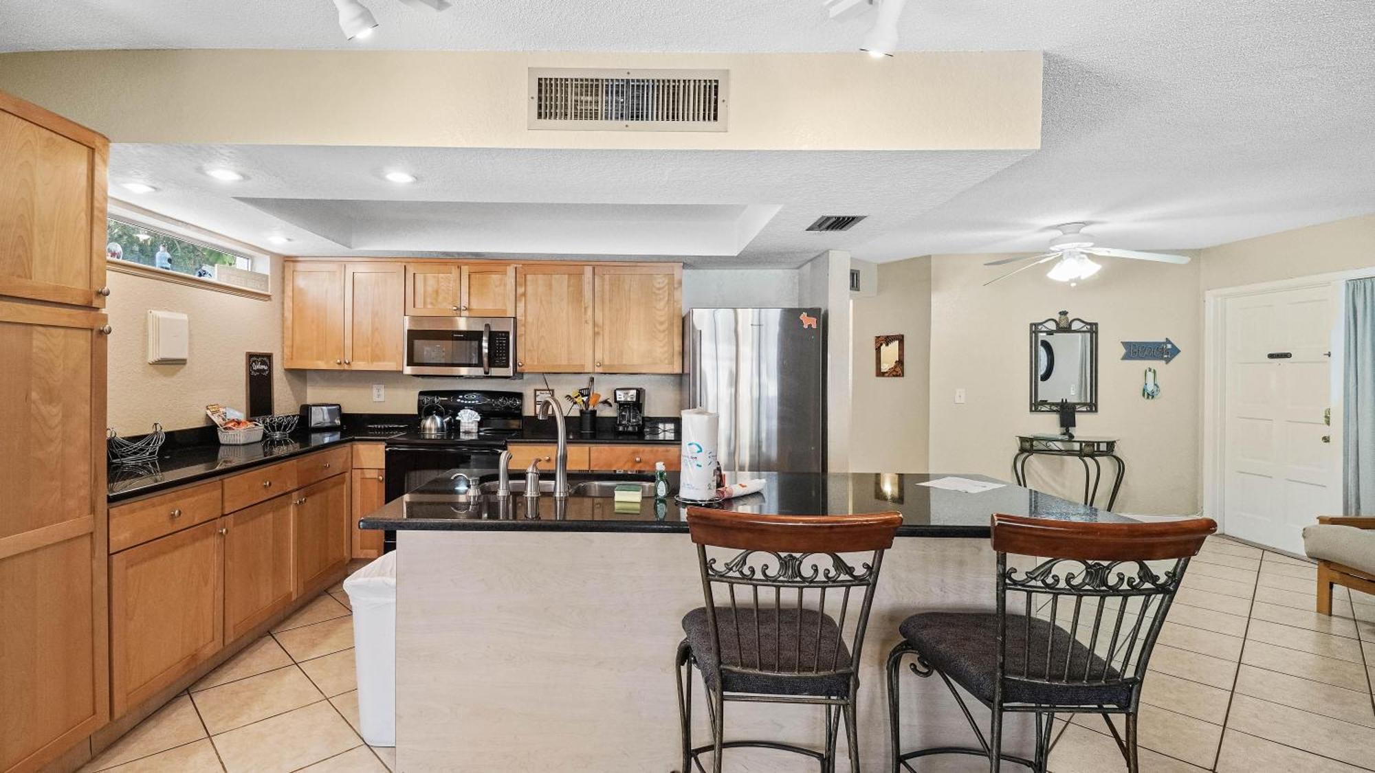Minutes To And Happenings/free Parking/tons Of Space Holiday home St. Pete Beach