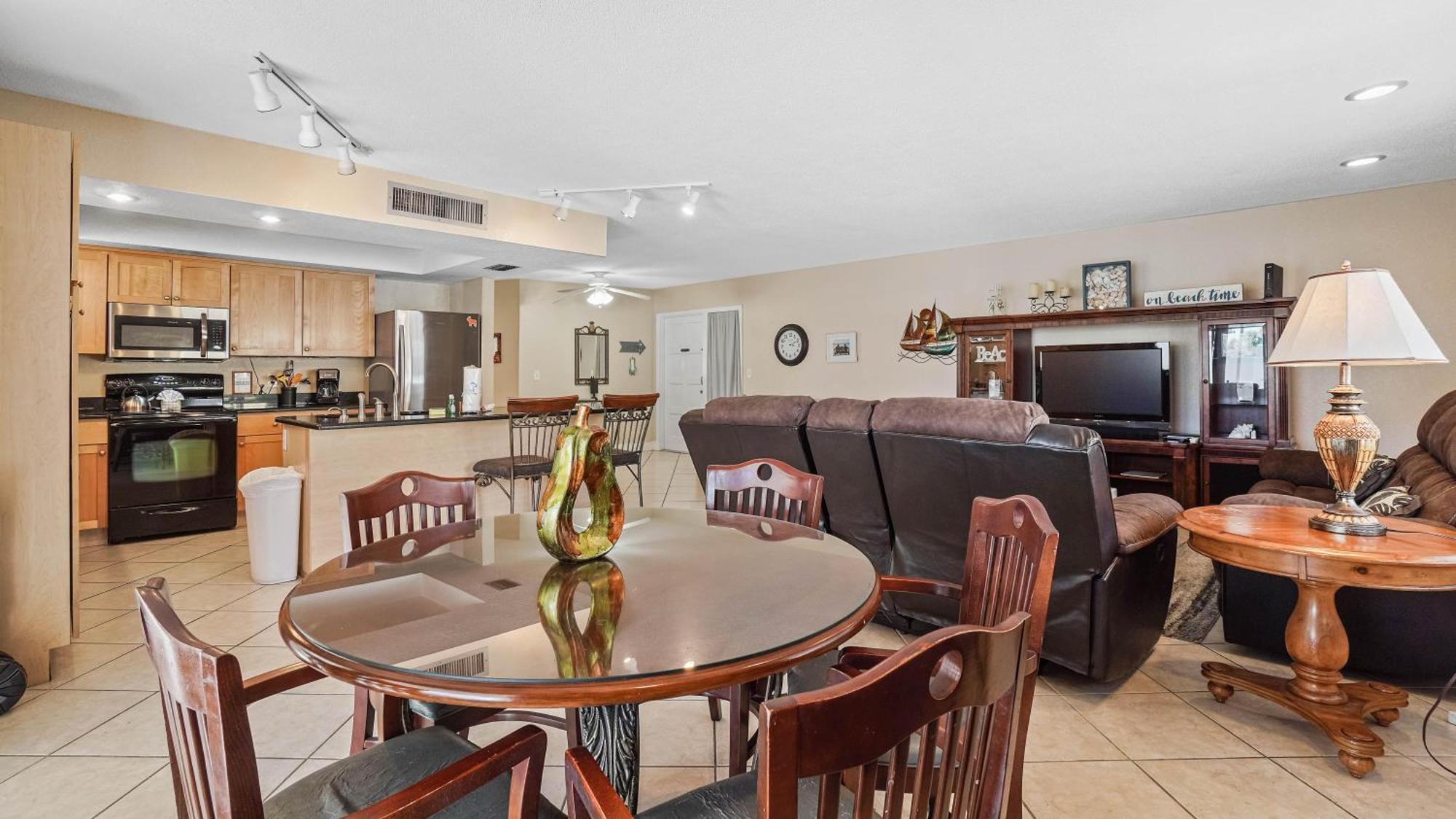 Holiday home Minutes To And Happenings/free Parking/tons Of Space *