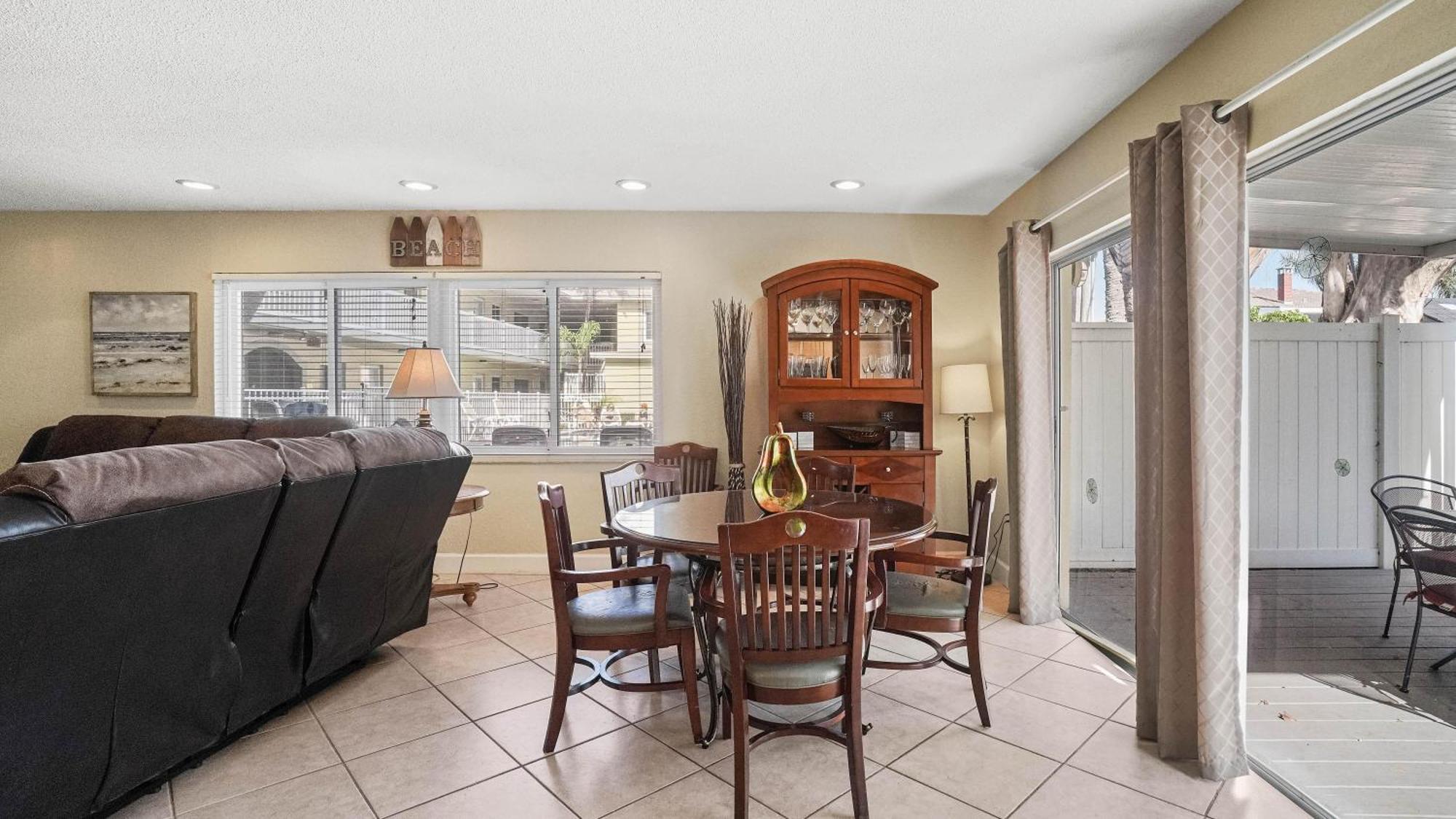 Minutes To And Happenings/free Parking/tons Of Space Holiday home St. Pete Beach