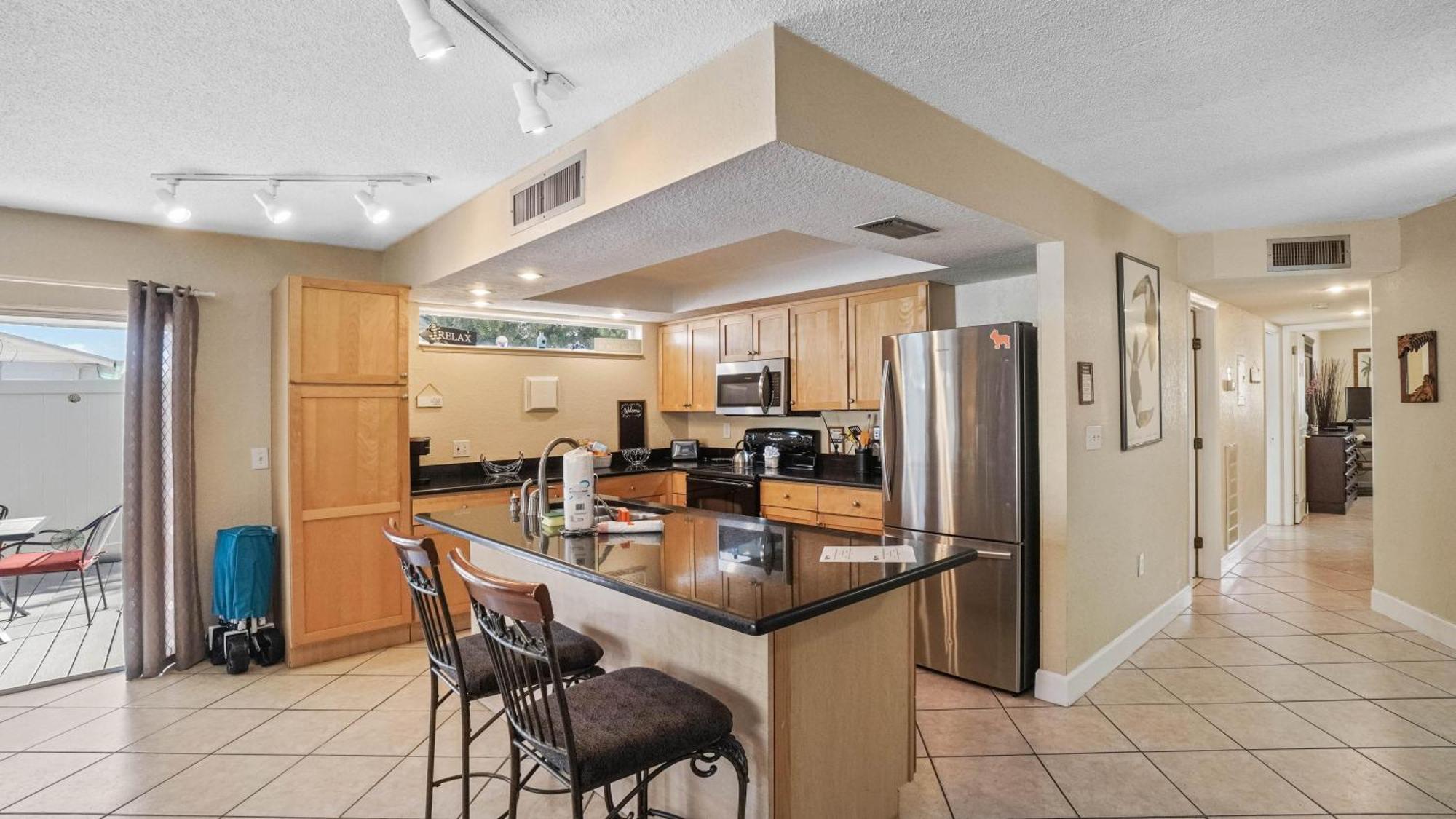 Minutes To And Happenings/free Parking/tons Of Space Holiday home *