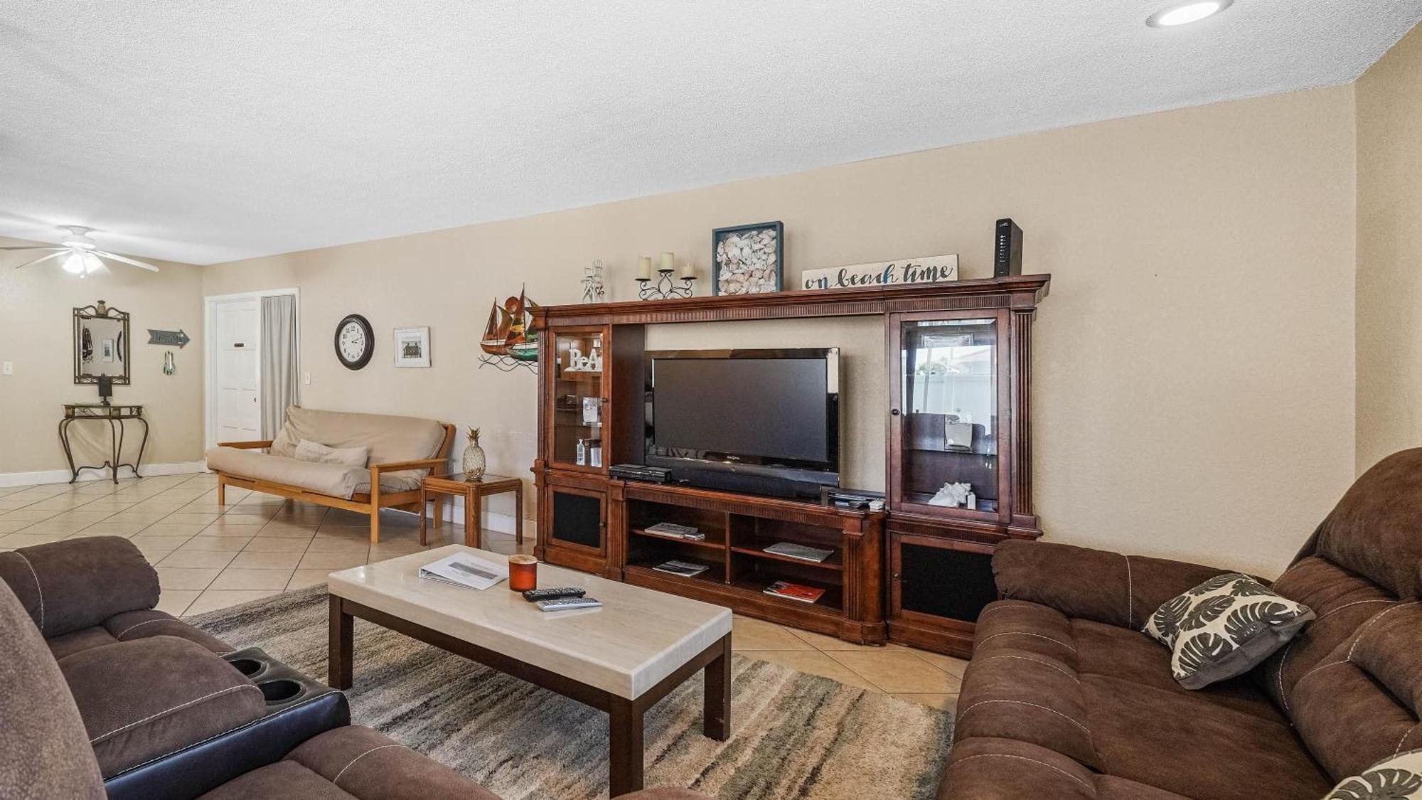 Minutes To And Happenings/free Parking/tons Of Space *