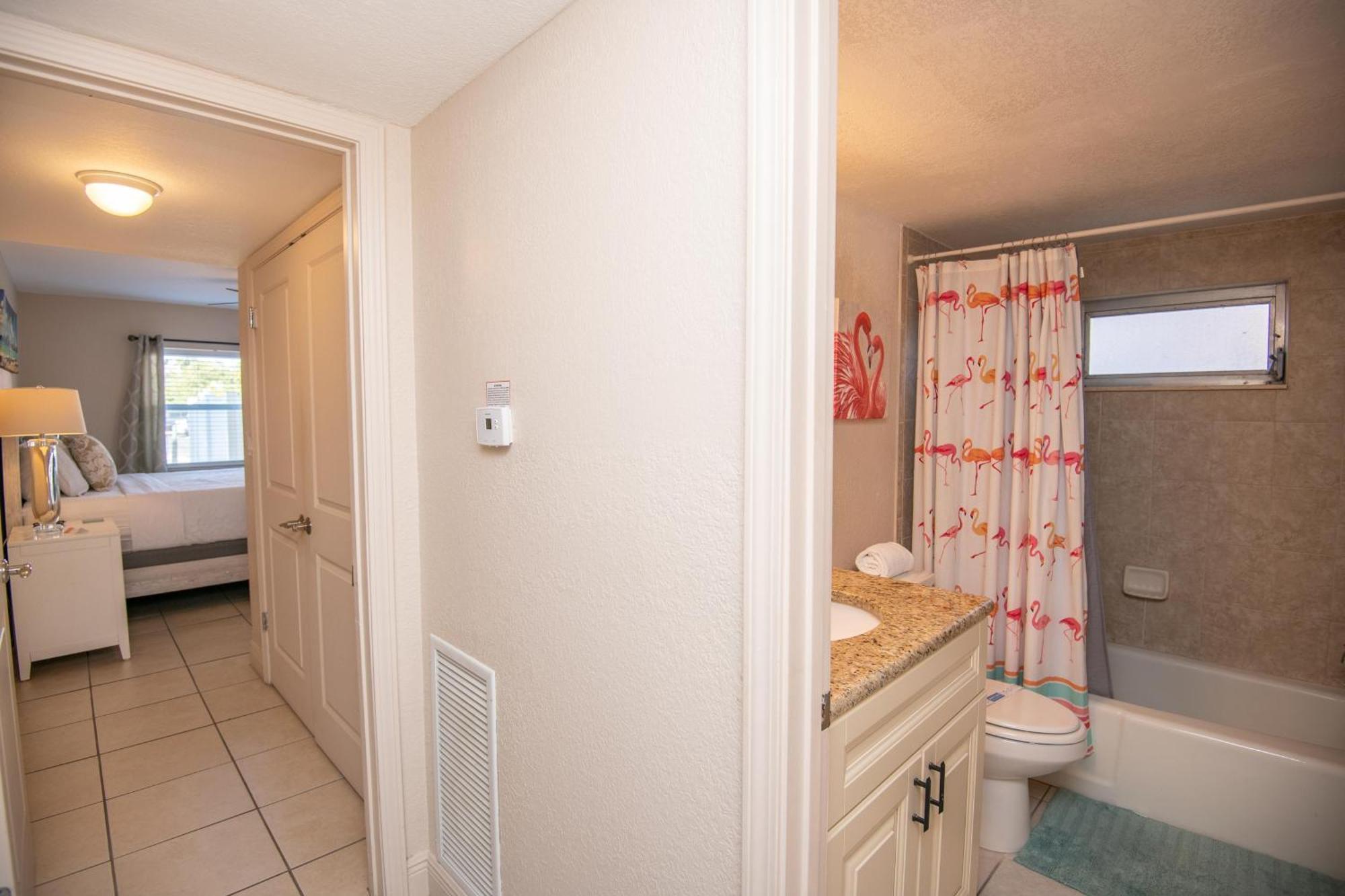 Beach/discount/parking/walkable Holiday home *