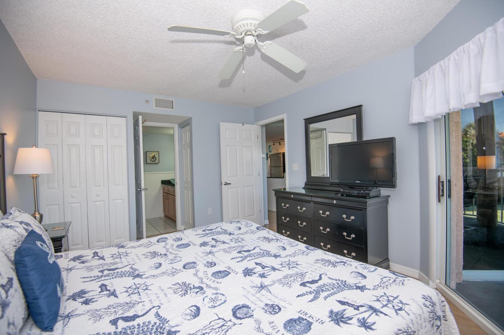 Open - Beach, Free Parking, Amenities, Family Friendly * St. Pete Beach