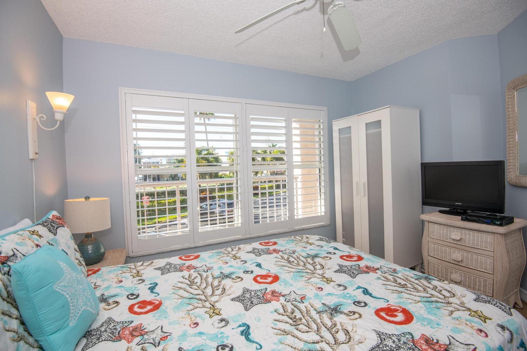Open - Beach, Free Parking, Amenities, Family Friendly * St. Pete Beach