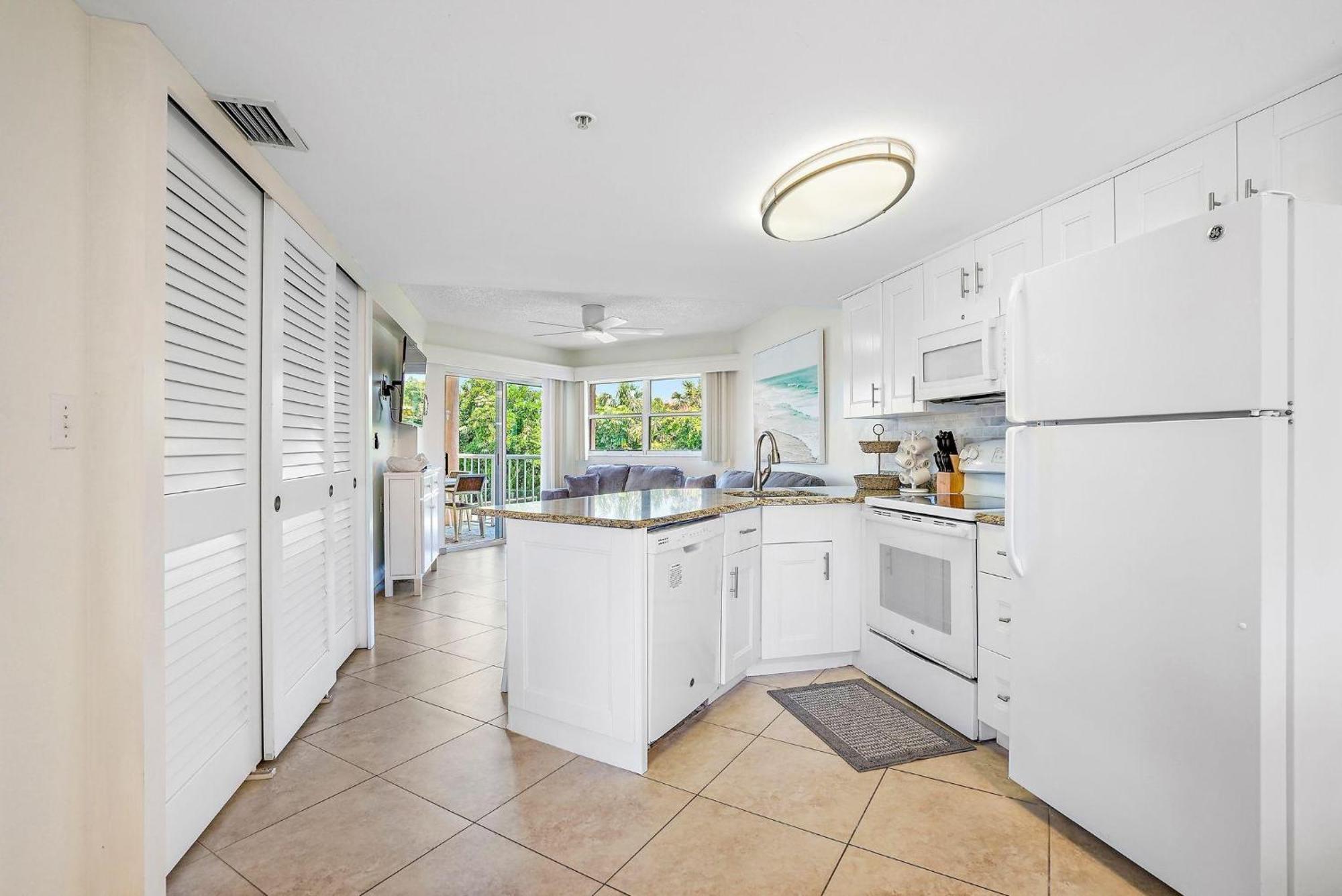 Open - New Owner-renovation/location/walk To Holiday home *